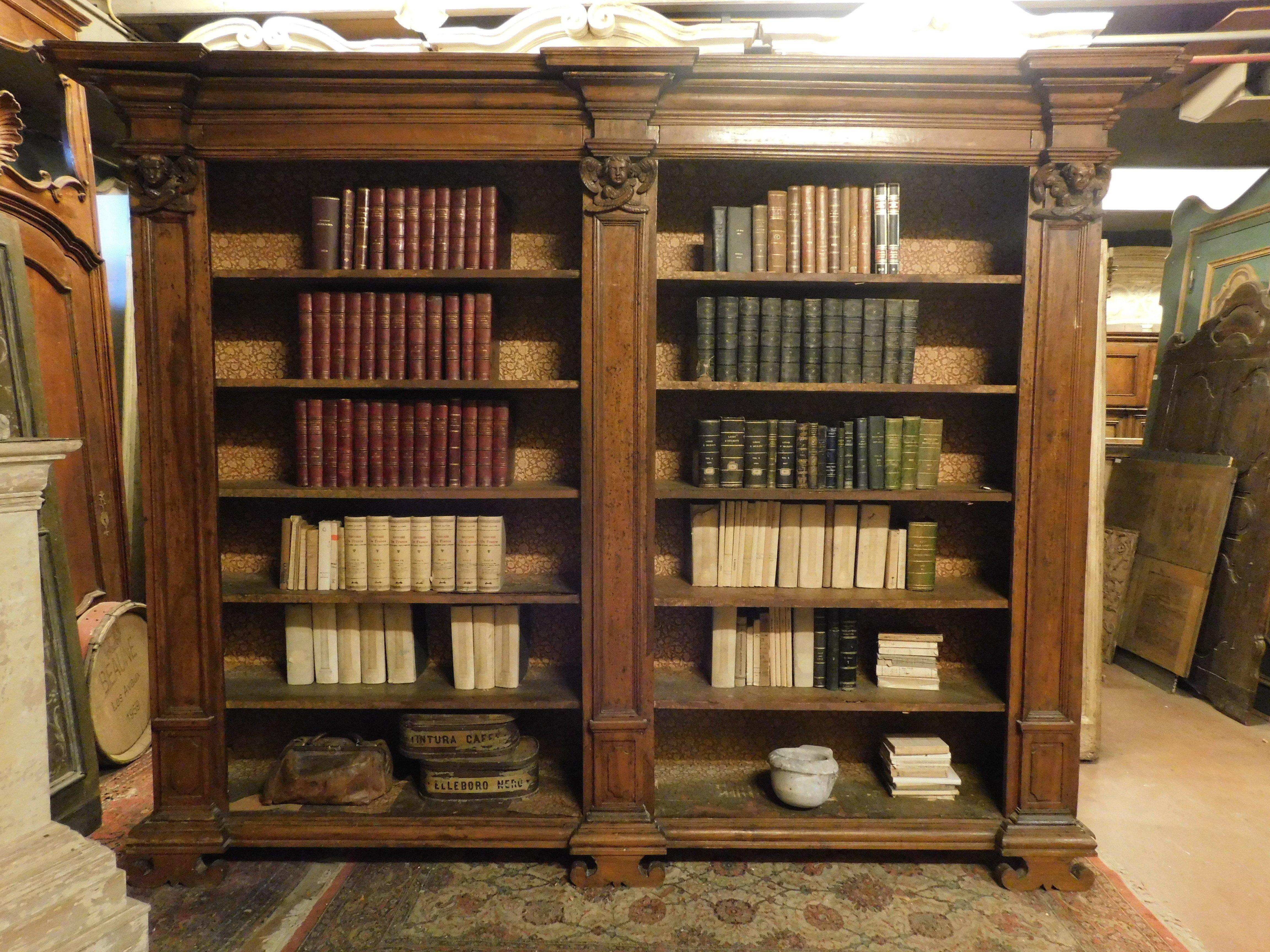 Intagliato a mano Libreria in legno di pioppo massiccio con colonne e cherubini intagliati, Italia in vendita