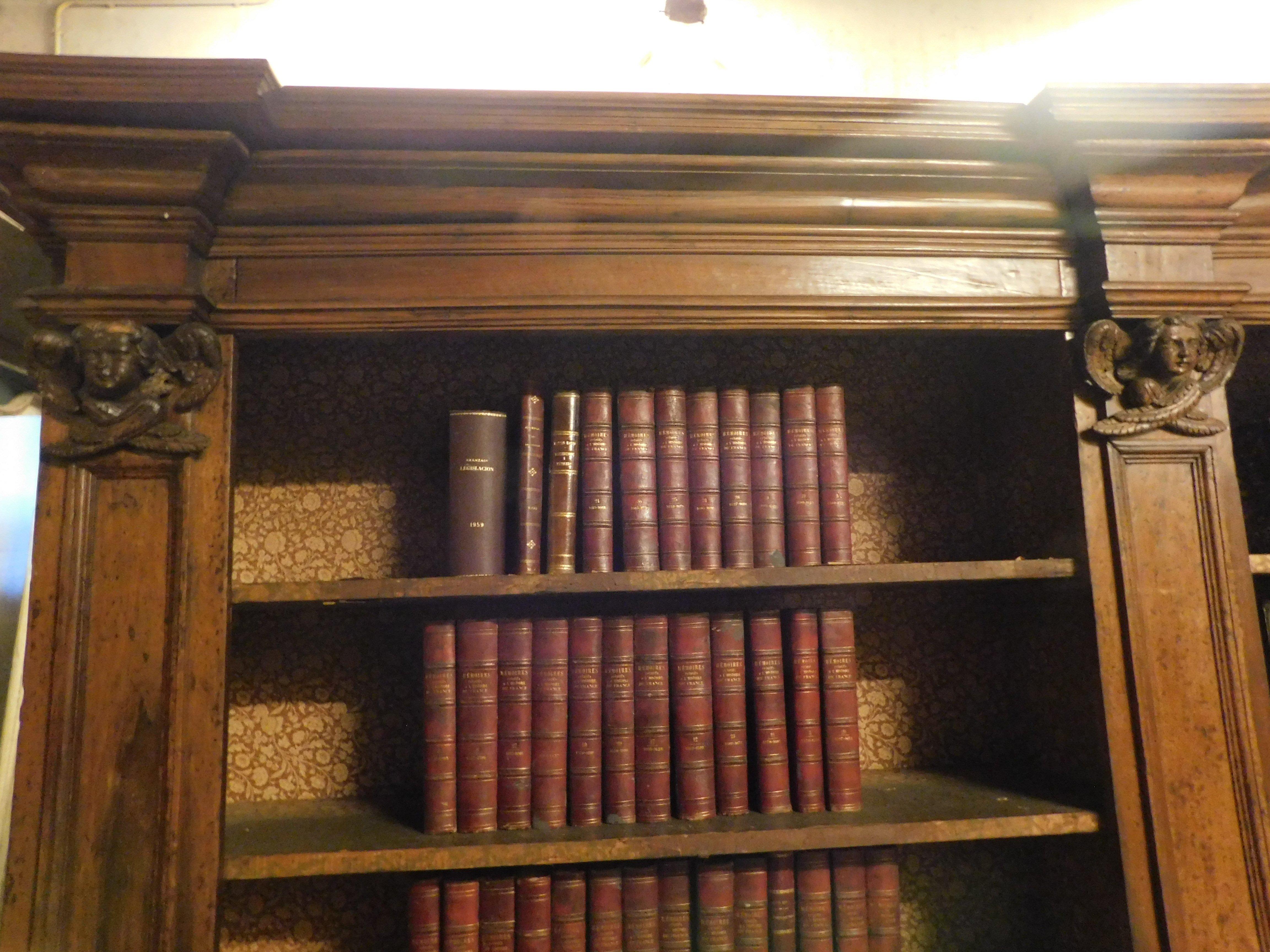 Libreria in legno di pioppo massiccio con colonne e cherubini intagliati, Italia In condizioni buone in vendita a Cuneo, Italy (CN)