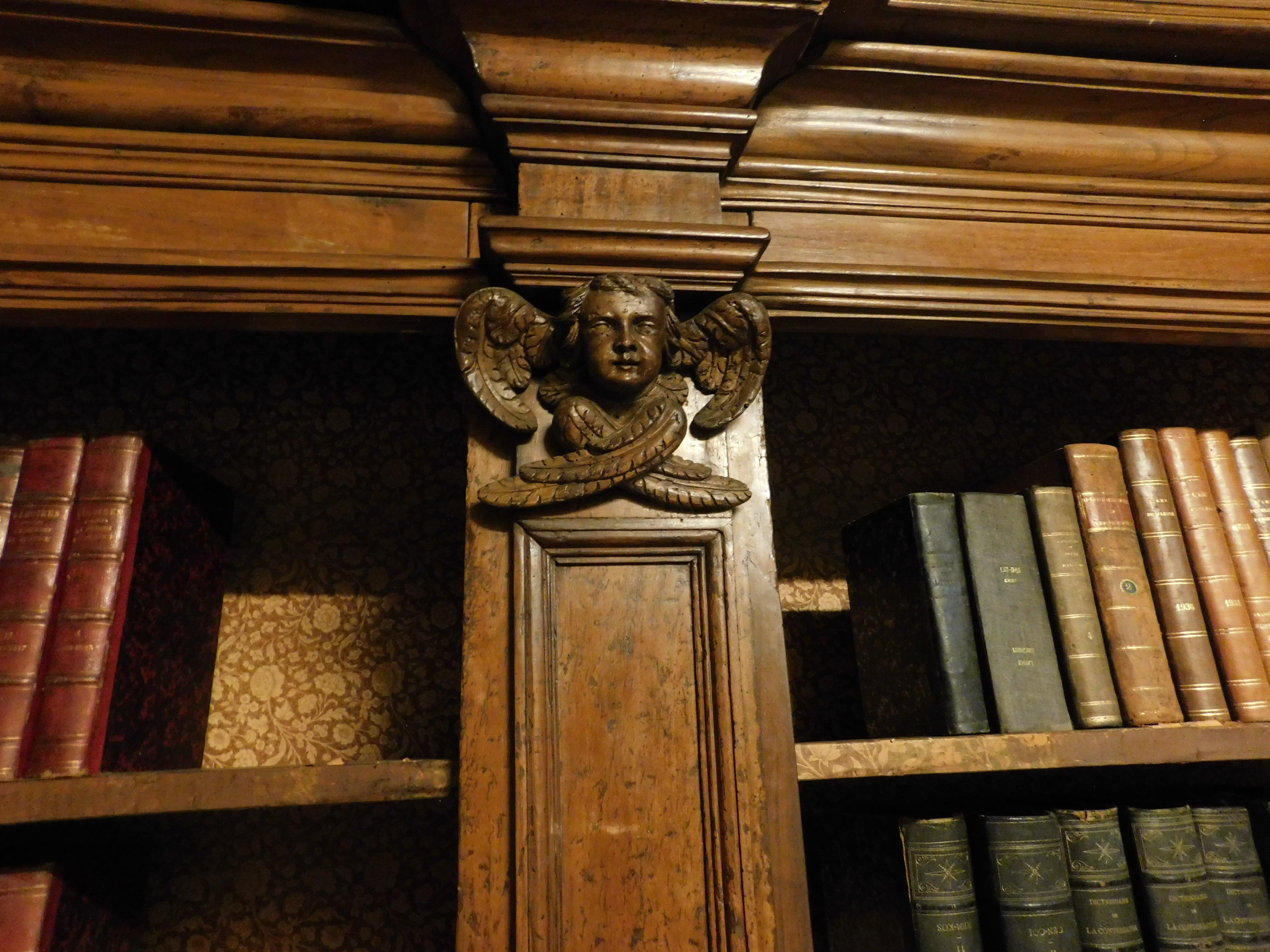 Fino al XVIII secolo Libreria in legno di pioppo massiccio con colonne e cherubini intagliati, Italia in vendita