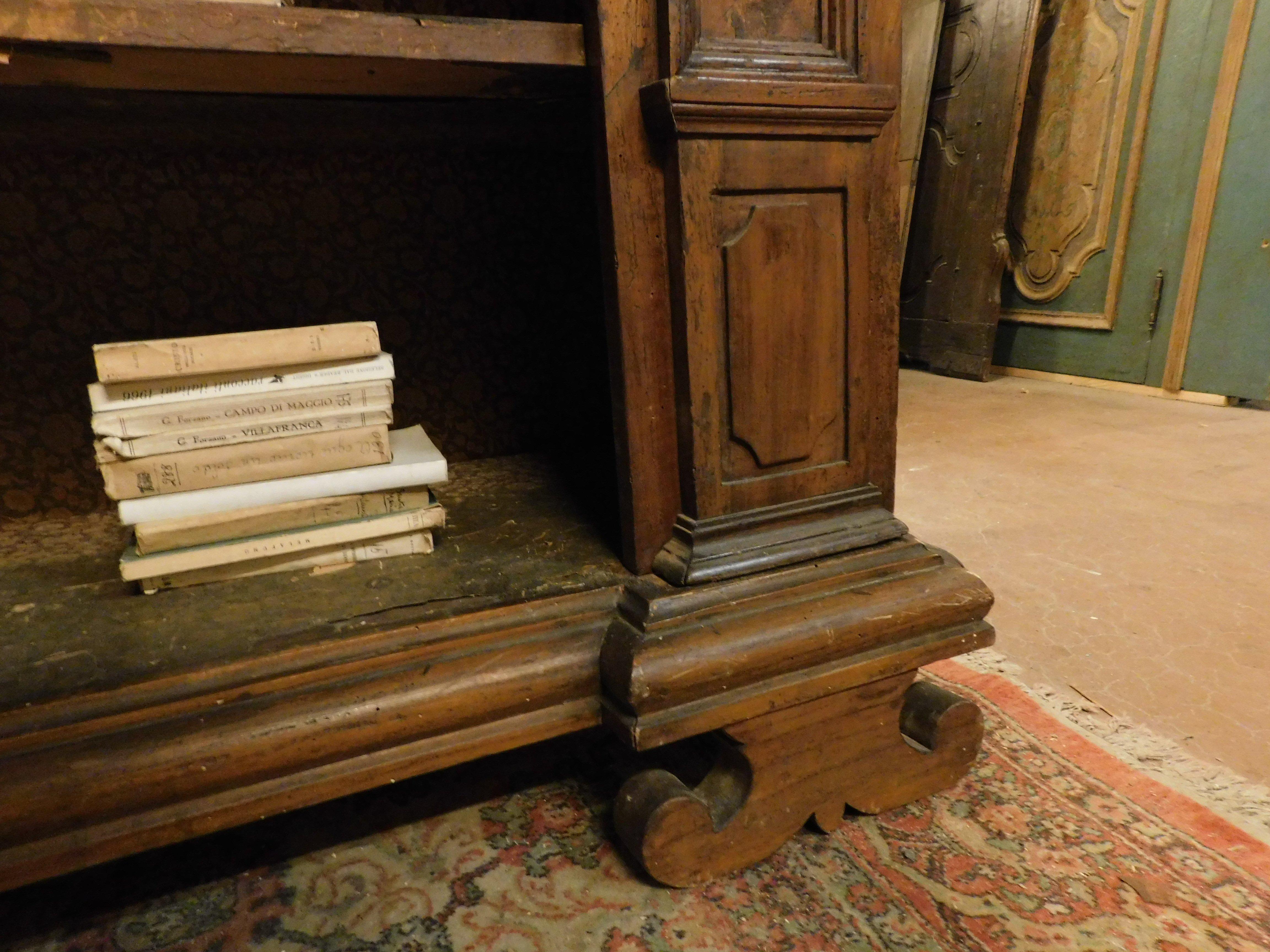 Libreria in legno di pioppo massiccio con colonne e cherubini intagliati, Italia in vendita 1