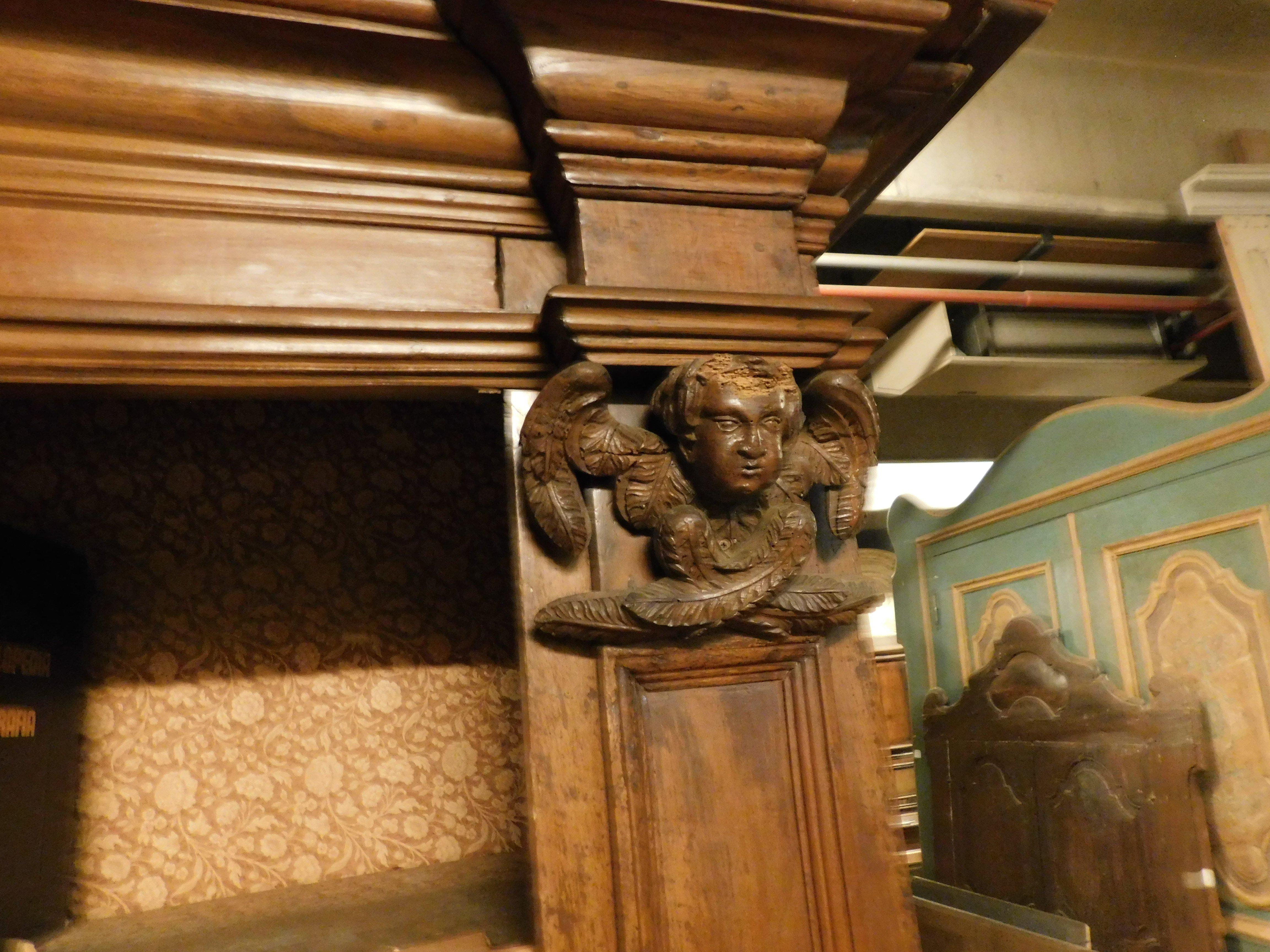 Libreria in legno di pioppo massiccio con colonne e cherubini intagliati, Italia in vendita 2