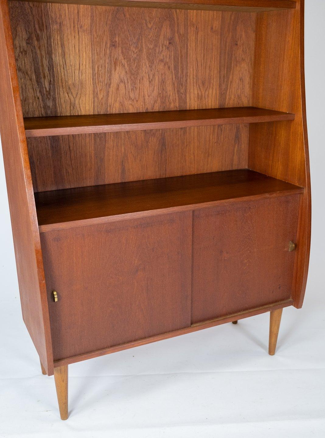 Conquista un pezzo di storia del design danese con questa bellissima libreria in teak degli anni '60.

Questa libreria rappresenta l'eleganza e la funzionalità senza tempo che caratterizzano il design dei mobili danesi di quest'epoca. Il legno di