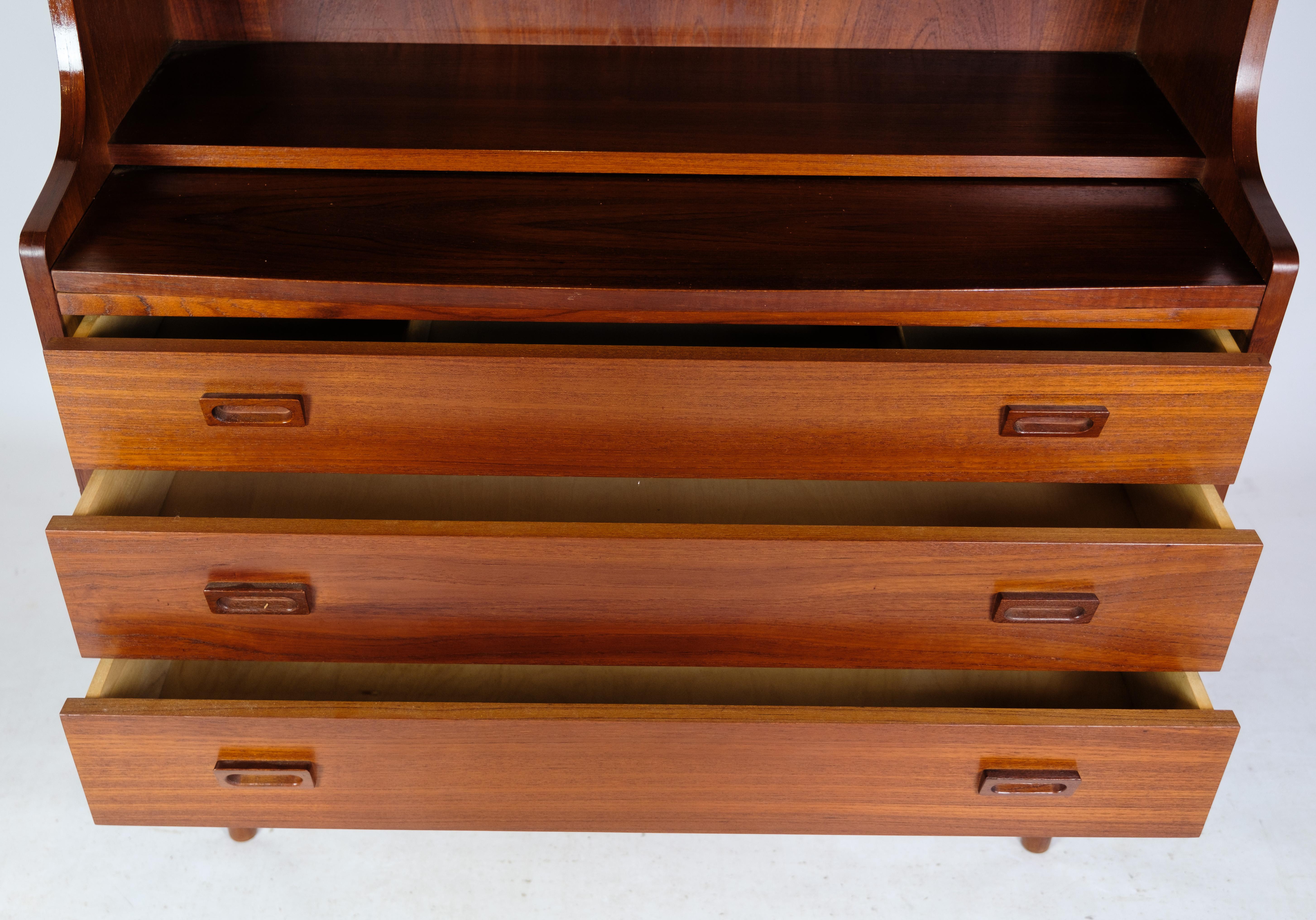 Bookcase in teak wood, designed by Johannes Sorth for Bornholms Møbelfabrik from around the 1960s. The bookcase is in very good condition with shelves for books or other things.
Measurements in cm: H:182 W:100 D:42.5