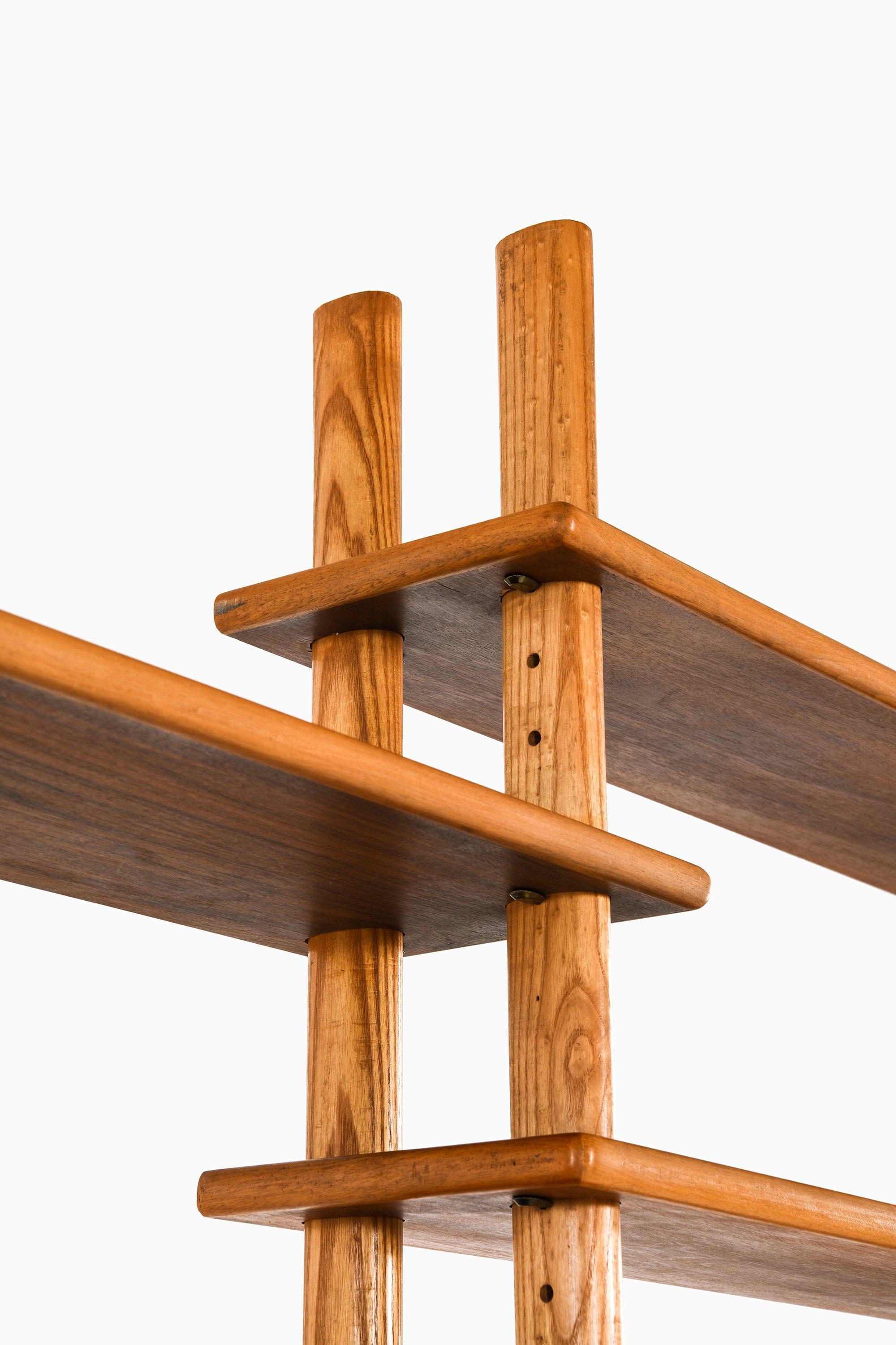 Bookcase in Walnut, Elm, Beech and Brass in the Style of William Watting, 1950's For Sale 6