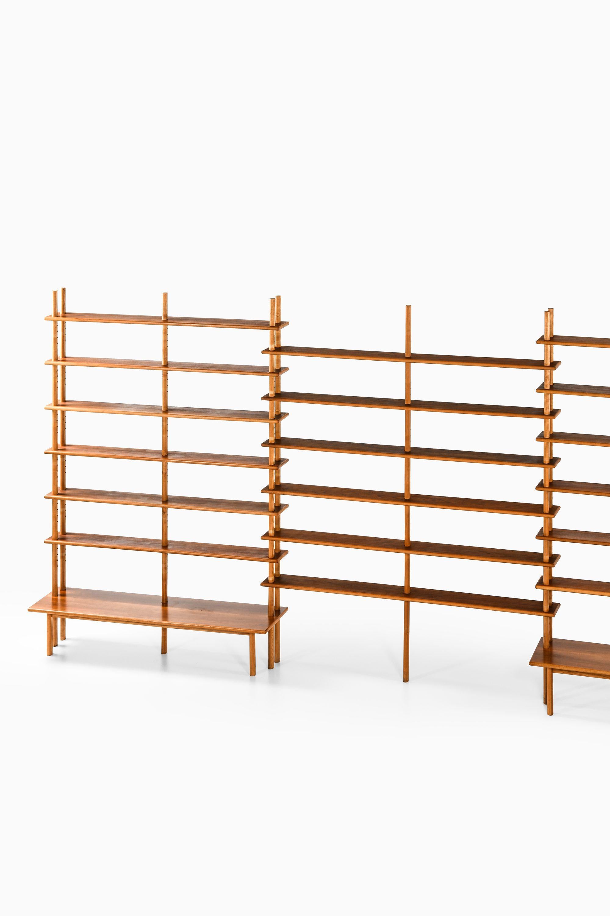 Bookcase in Walnut, Elm, Beech and Brass in the Style of William Waiting, 1950's

Additional Information:
Material: Walnut, elm, beech and brass
Style: Mid century, Scandinavia
Produced in Denmark
Dimensions (W x D x H): 480 x 45 (22) x 230 cm