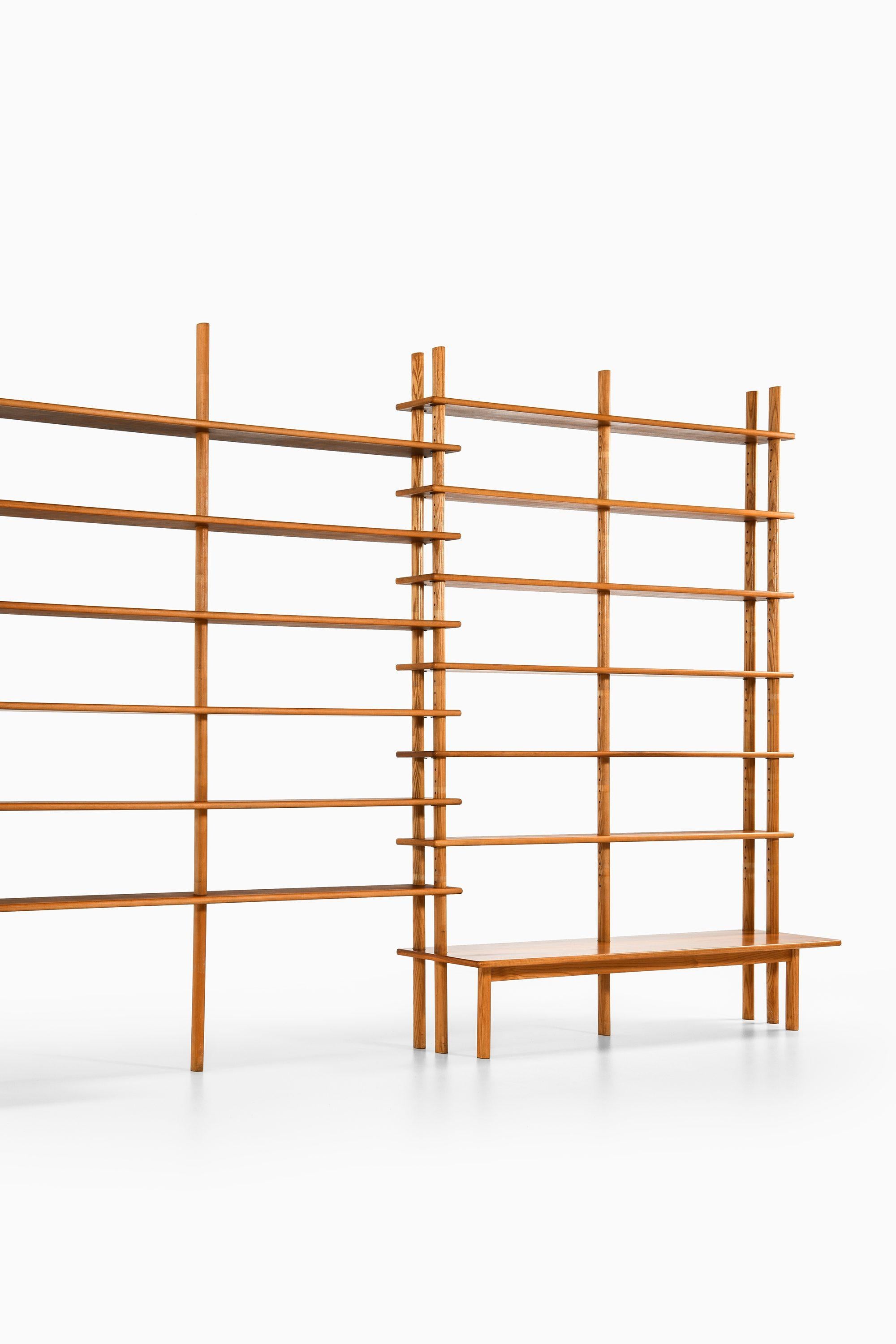 Mid-Century Modern Bookcase in Walnut, Elm, Beech and Brass in the Style of William Watting, 1950's For Sale