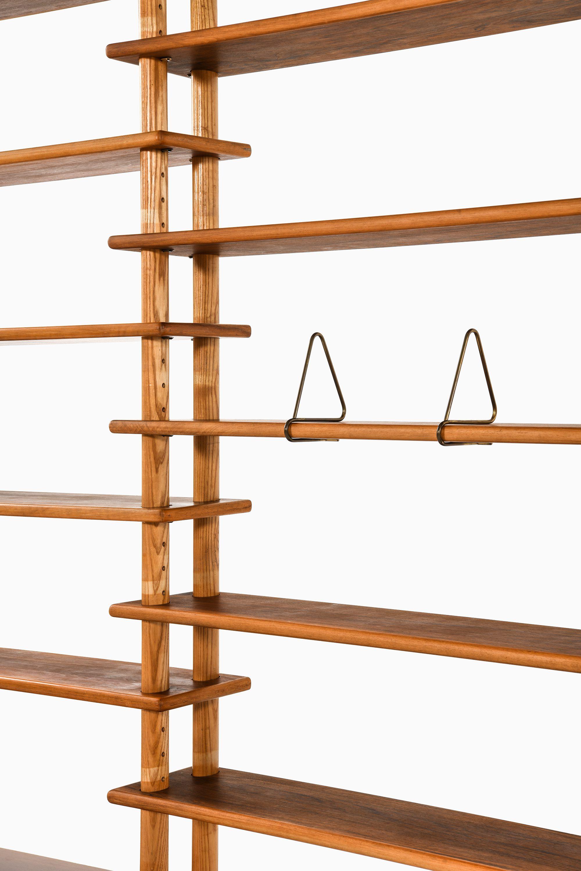Bookcase in Walnut, Elm, Beech and Brass in the Style of William Watting, 1950's In Good Condition For Sale In Limhamn, Skåne län