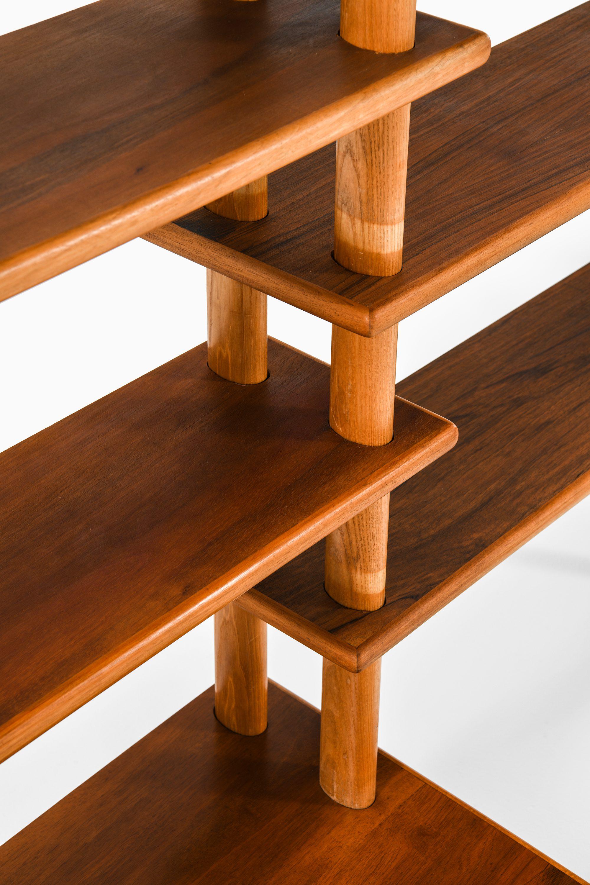 Bookcase in Walnut, Elm, Beech and Brass in the Style of William Watting, 1950's For Sale 1
