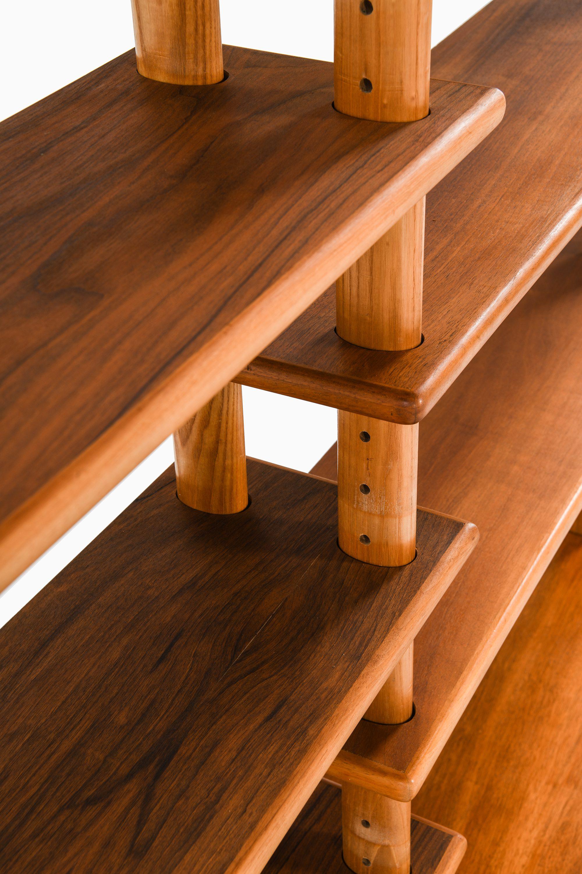 Bookcase in Walnut, Elm, Beech and Brass in the Style of William Watting, 1950's For Sale 3