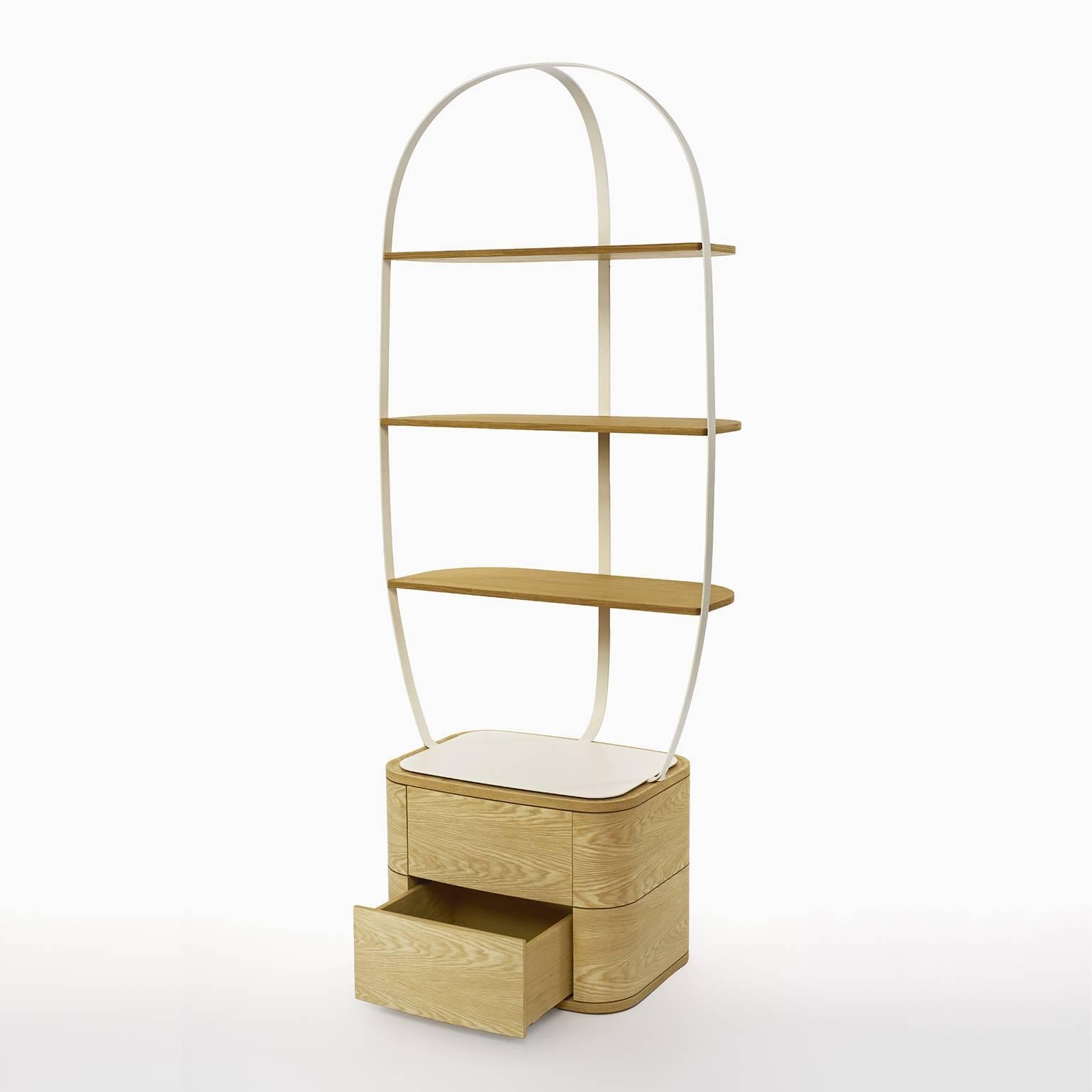 Here the bookcase Klec in the small version in white lacquered metal and oak, a truly contemporary and generous wood, known for its high strength. A bookcase with rounded shapes playing with the contrast of wood and metal, of its lightweight,