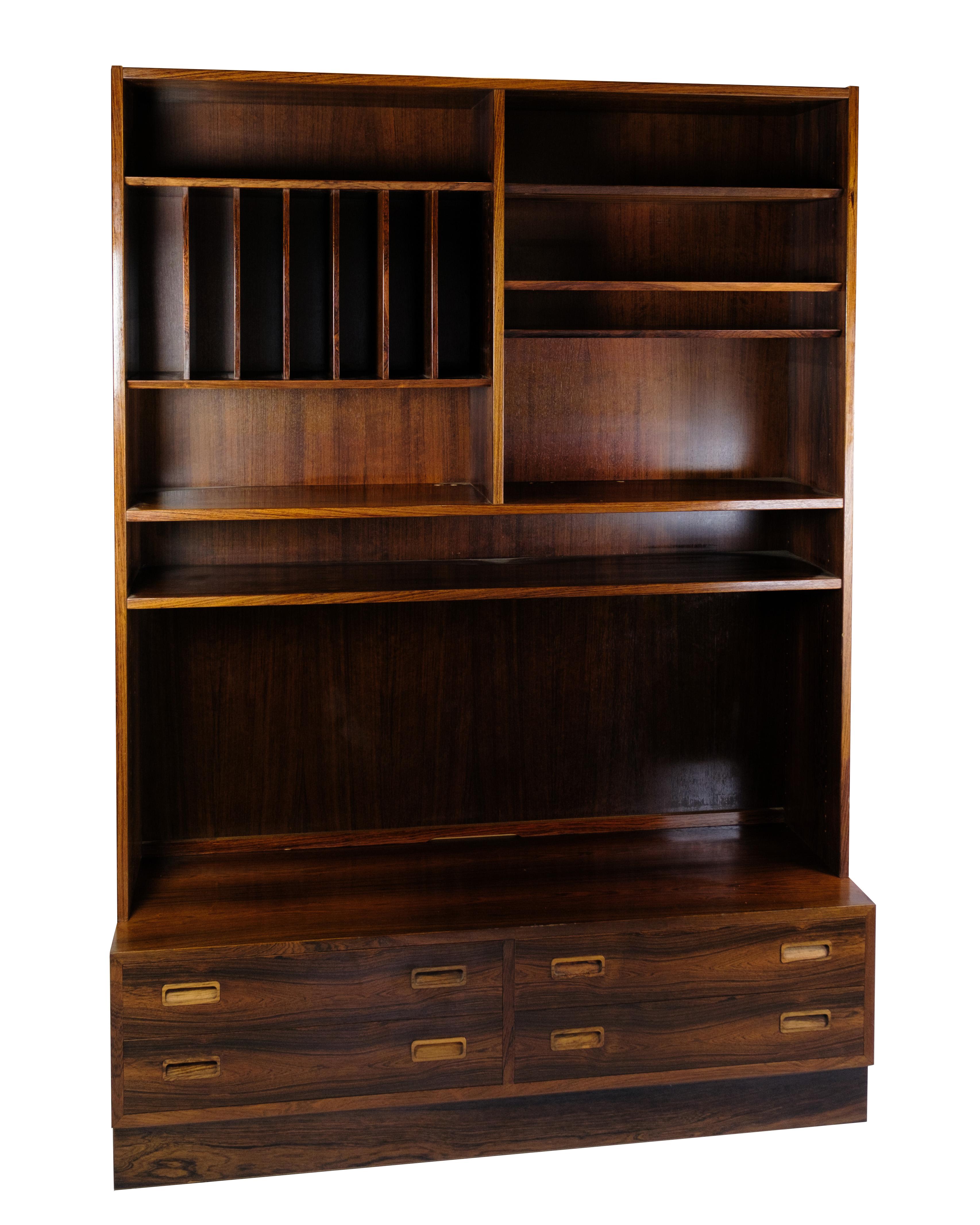 Dieses Bücherregal ist ein elegantes Beispiel für dänisches Design aus den 1960er Jahren, hergestellt von Hundevad Møbelfabrik. Dieses aus Palisanderholz gefertigte Bücherregal strahlt eine zeitlose Schönheit und Schlichtheit aus, die perfekt zu