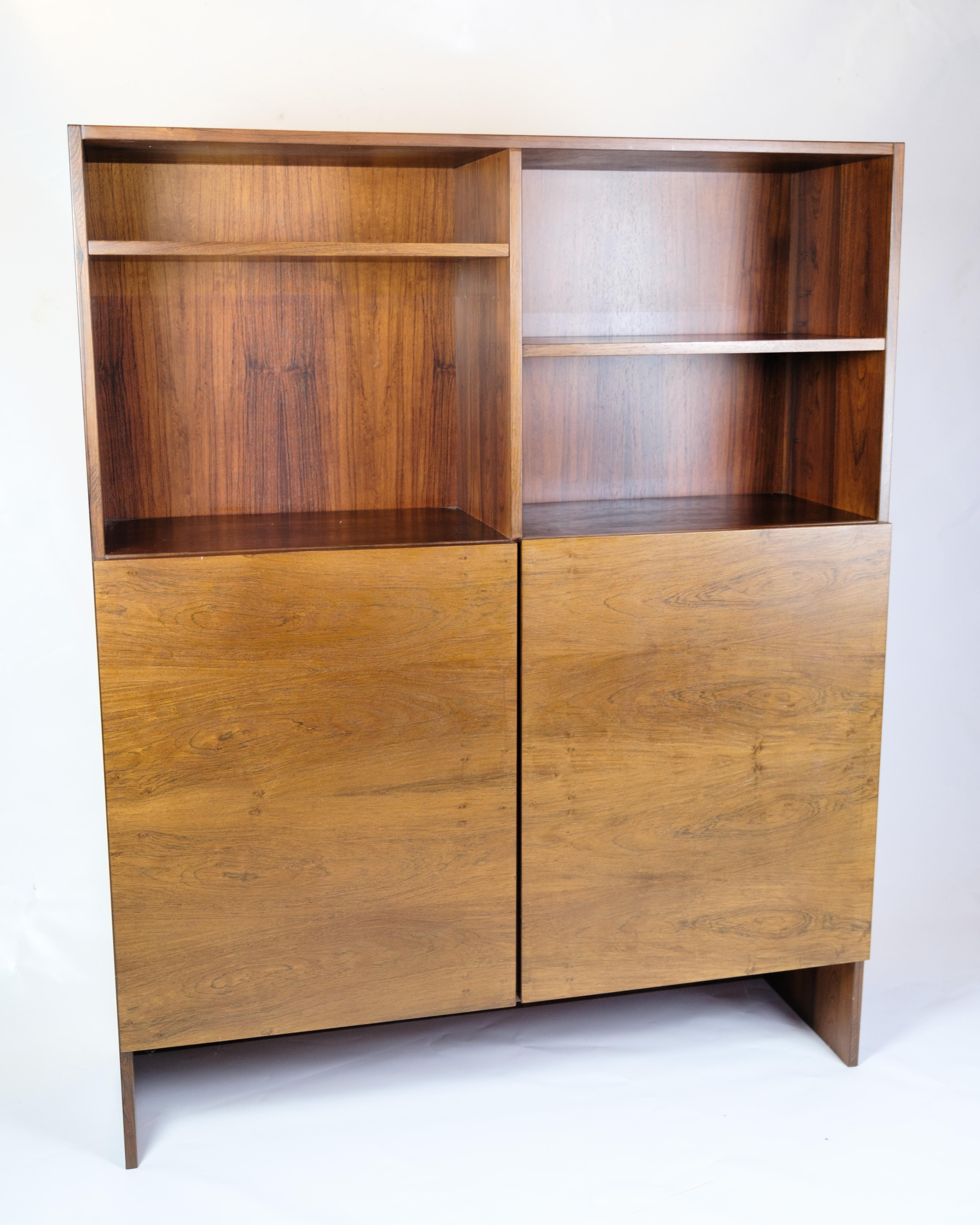 Dieses Bücherregal ist ein fantastisches Beispiel für dänisches Design aus den 1960er Jahren. Er ist aus Palisanderholz gefertigt und strahlt eine zeitlose Eleganz und Schlichtheit aus, die für die skandinavische Designtradition charakteristisch