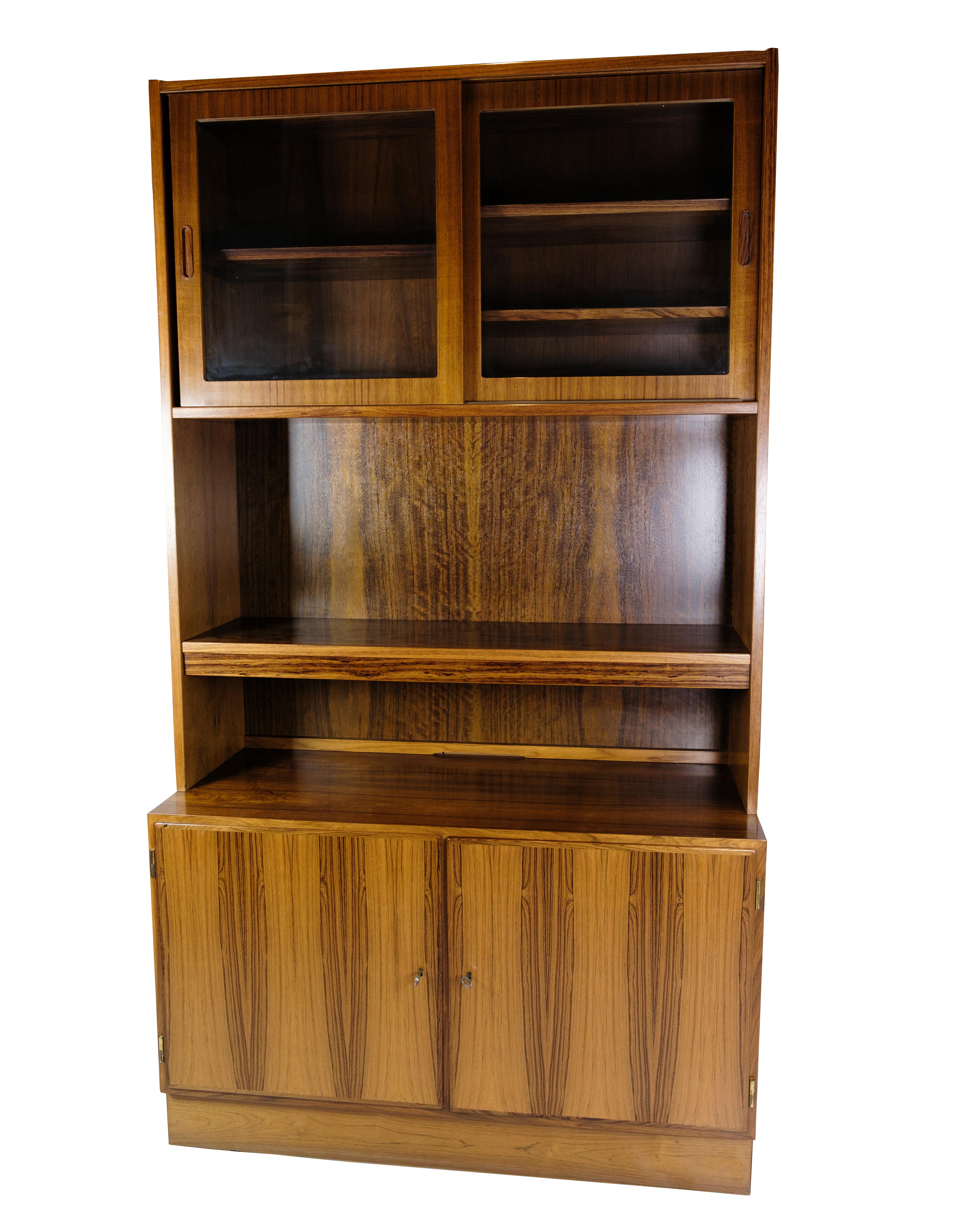 This bookcase in rosewood from Hundevad is an impressive example of Danish furniture design from the 1960s. Hundevad, a renowned furniture manufacturer known for their high quality and timeless design, is behind this piece of furniture.

Made from