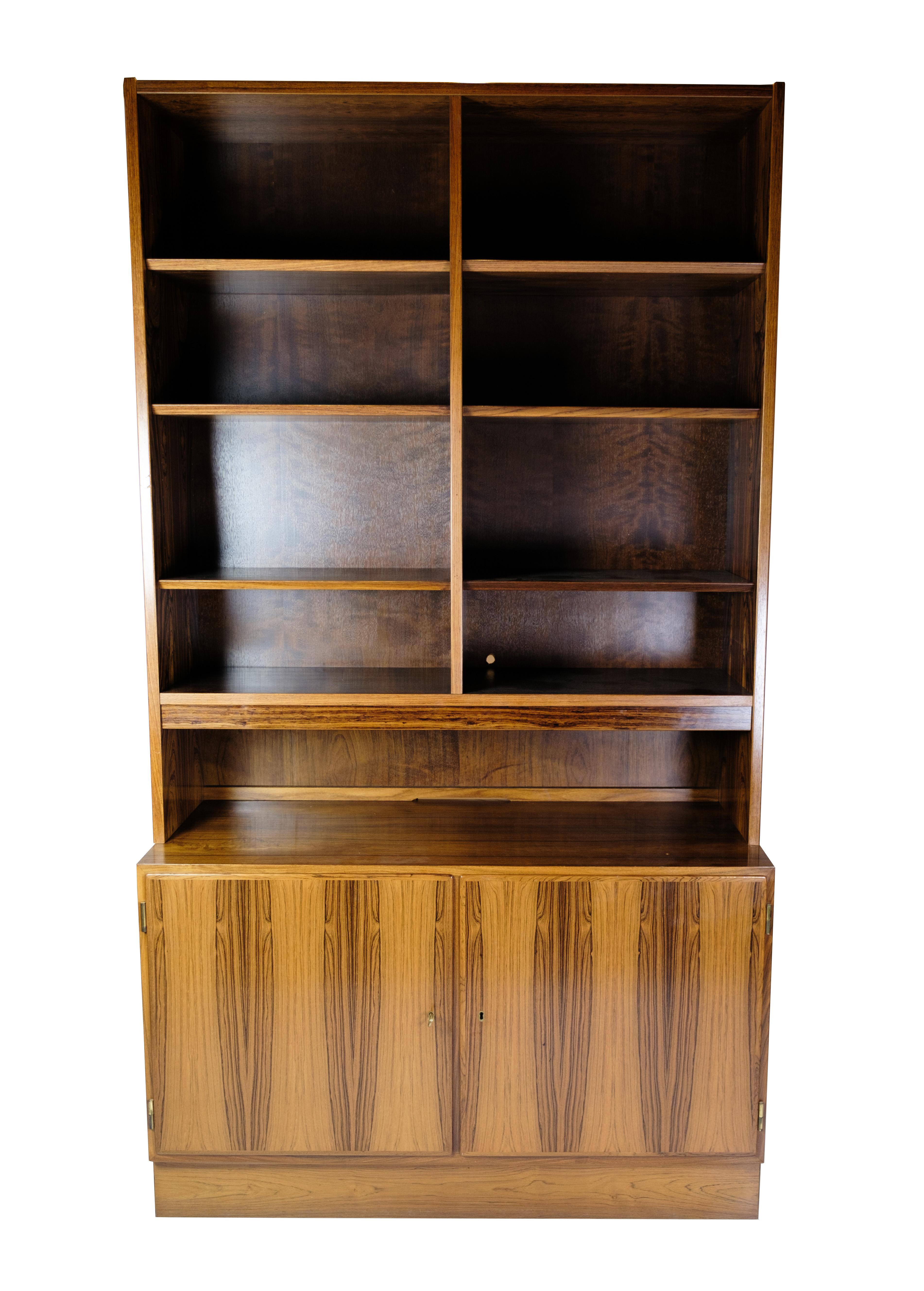 Dieses Bücherregal aus Palisanderholz ist ein großartiges Beispiel für dänisches Möbeldesign. Dieses Bücherregal wurde von Hundevad, einem renommierten Hersteller mit einer langen Geschichte von Qualität und Handwerkskunst, entworfen und ist ein