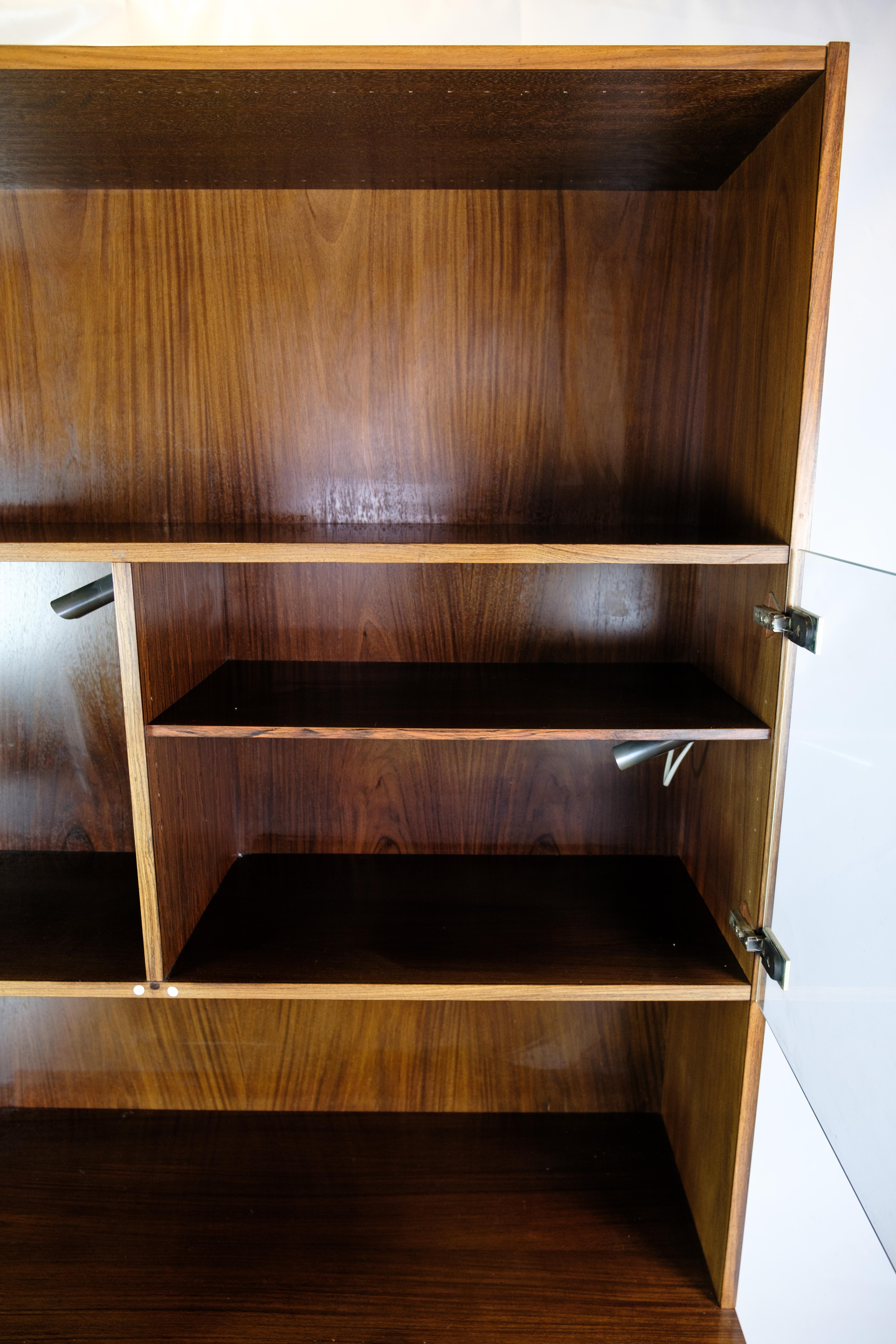 Bücherregal aus Palisanderholz mit Lichtanzeige, dänisches Design aus den 1960er Jahren (Rosenholz) im Angebot