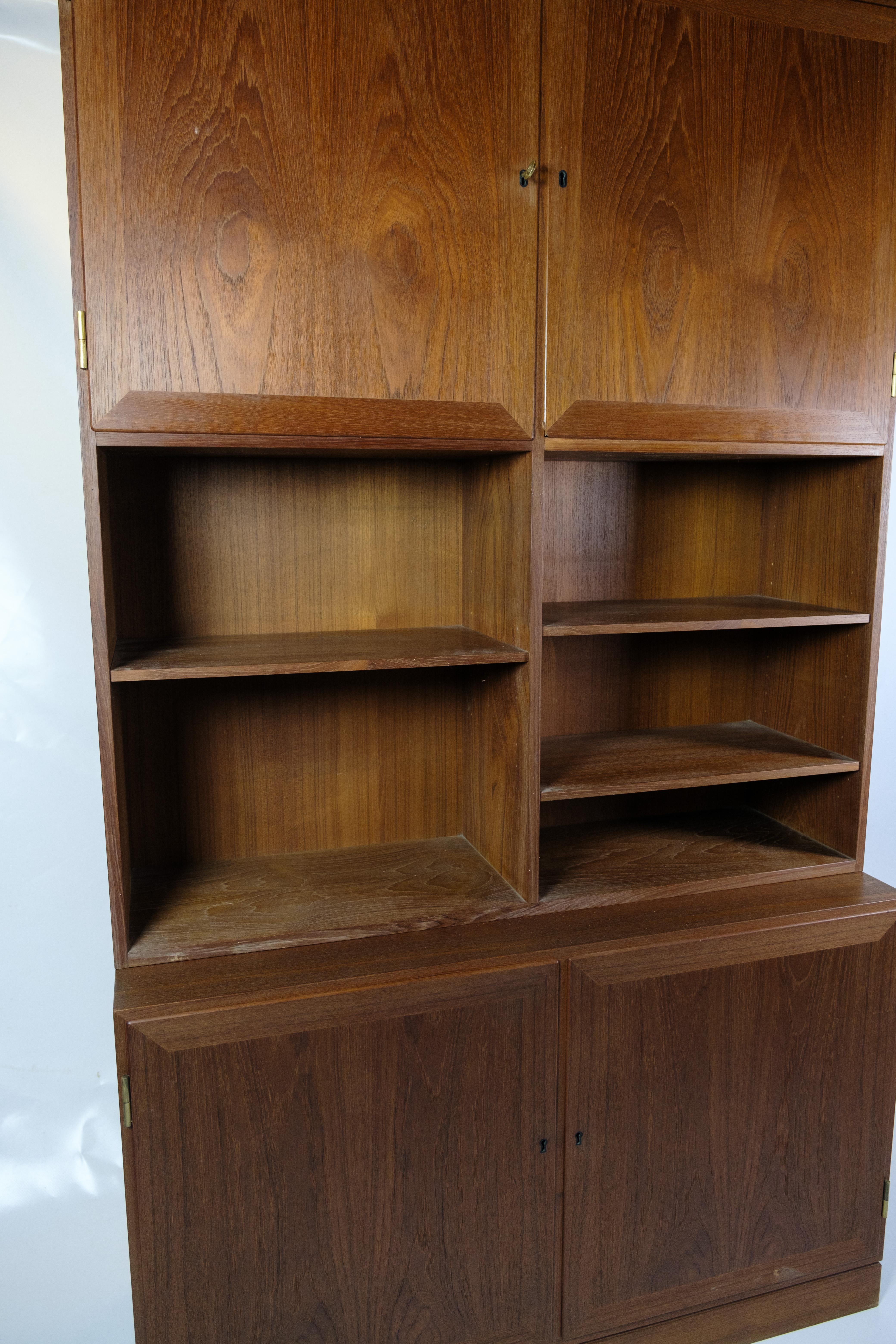 This bookcase made of teak from the 1960s is a fantastic example of Danish furniture art. With its extensive storage capacity and beautiful design, this bookcase exudes both functionality and aesthetics.

In the middle of the bookcase are open
