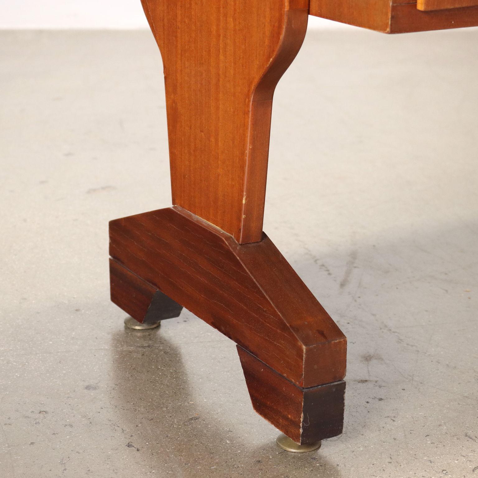 Librería con contenedores de puertas batientes, cajones y solapa. Madera chapada en caoba con acabado de poliéster, puerta de solapa lacada.