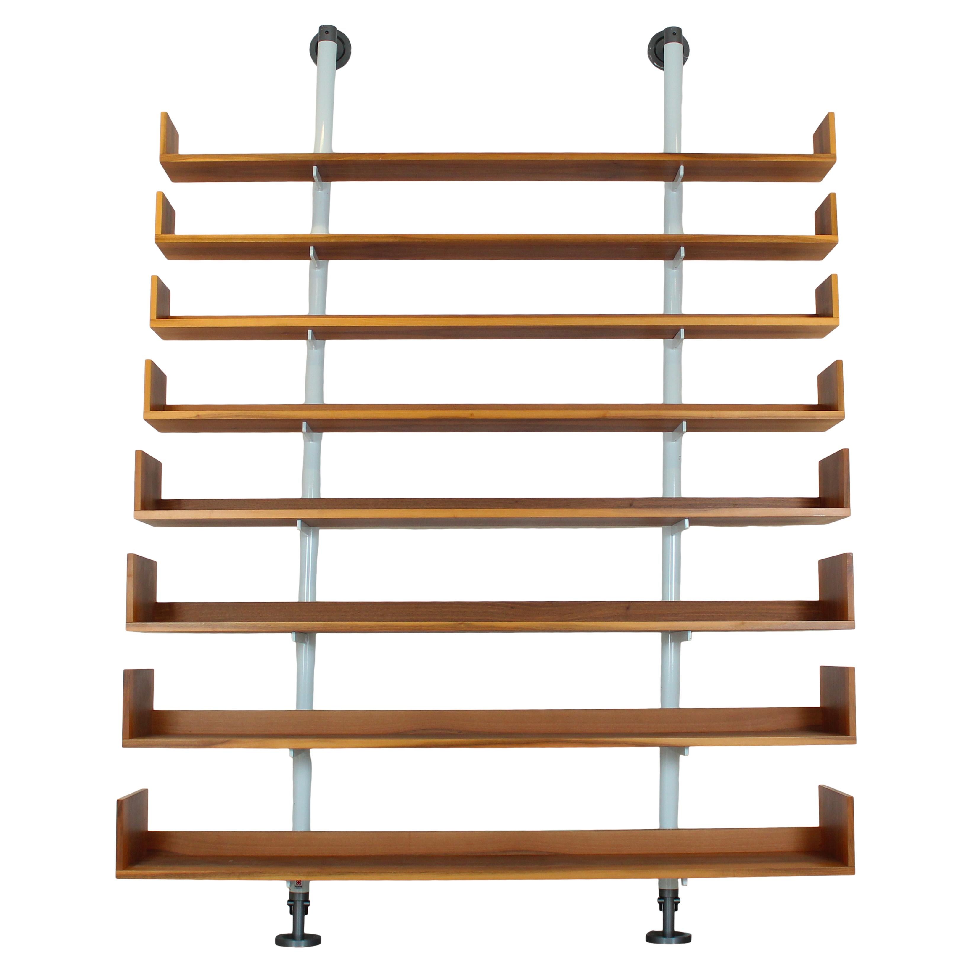 Disegnata originariamente da Carlo Scarpa nel 1935 e prodotta per la prima volta da Bernini nel 1980, la Libreria Modello 795 incarna perfettamente l'approccio architettonico di Scarpa all'arredamento. Il design è caratterizzato da due montanti