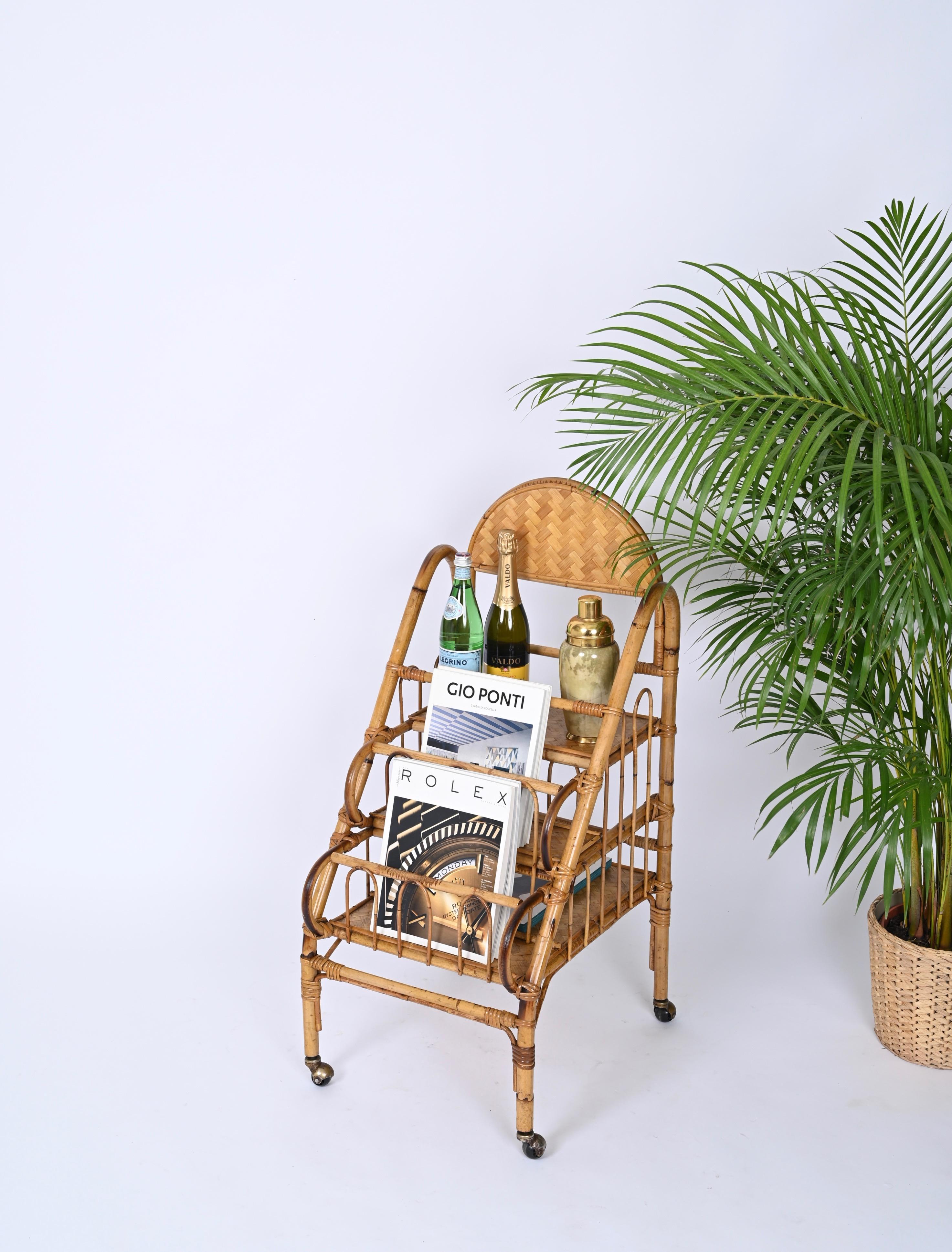 Lovely small bookcase or drybar in rattan and bamboo. This stunning piece was produced by Vivai del Sud in Italy in the 1960s.

This versatile piece features a gorgeous ladder-like structure in curved bamboo and rattan wicker and three shelves in
