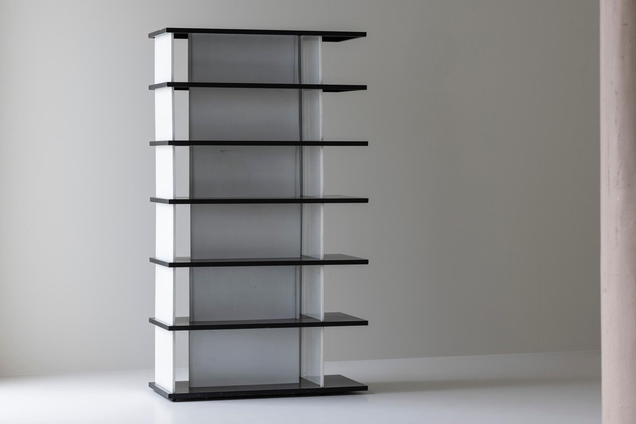 Beeindruckendes Bücherregal / Raumteiler, entworfen von Wim Rietveld für De Bijenkorf, Niederlande, 1960er Jahre. Dieses Bücherregal steht für sich allein und ist doppelseitig, so dass Sie es auch als Raumteiler verwenden können. Es hat seine