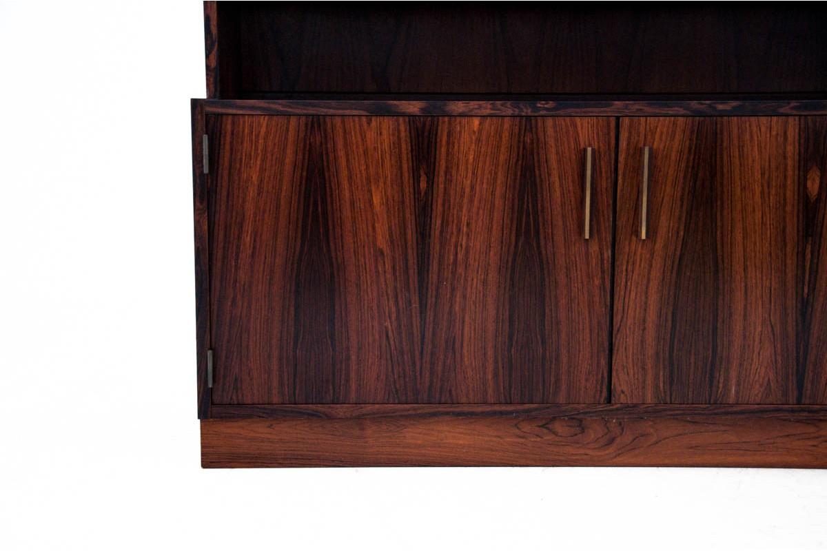 A shelf from the 60s, a piece of furniture imported from Denmark.

The upper part of the shelf is open with many shelves. Partially mirrored backs, making it an ideal place to set decorations. The lower part of the shelf with a shelf and closed with