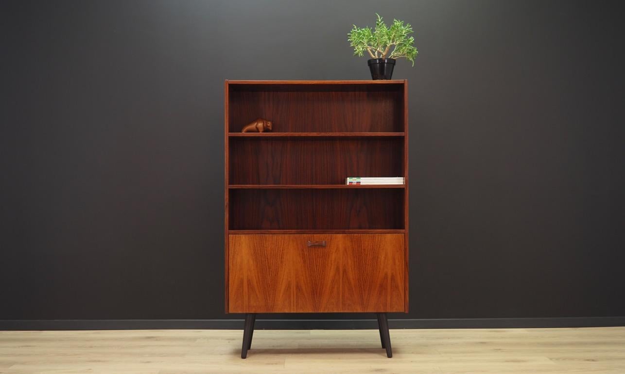 Phenomenal bookcase or library from the 1960s-1970s. Scandinavian design, Minimalist form. Surface finished with rosewood veneer. Adjustable shelves, also practical bar with a shelf in the middle. Maintained in good condition (minor bruises and