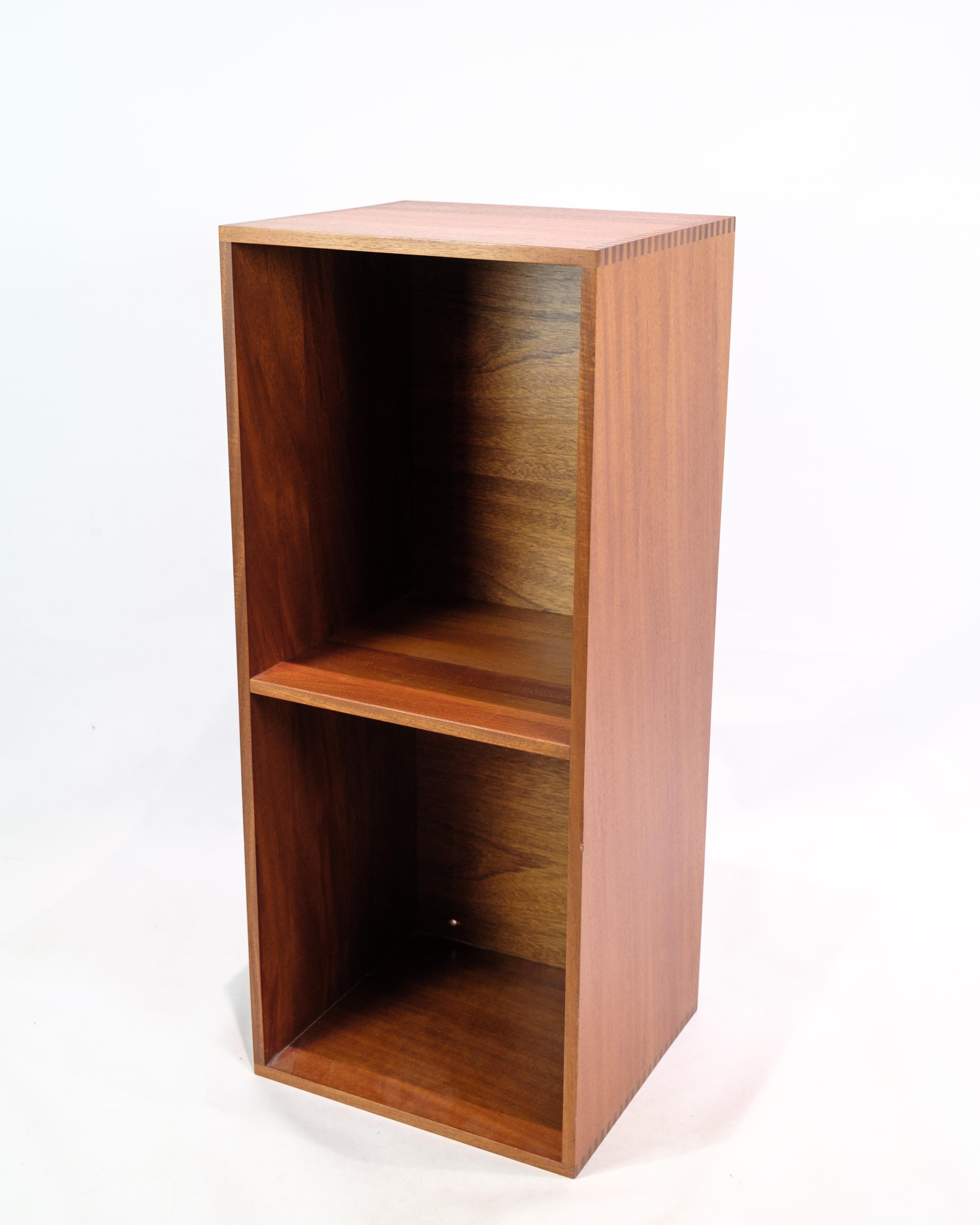 This bookcase with shelf is an example of Danish design from the 1960s, made of teak wood. It represents an era in which Danish furniture design flourished and gained international recognition for its simplicity, functionality and high quality.