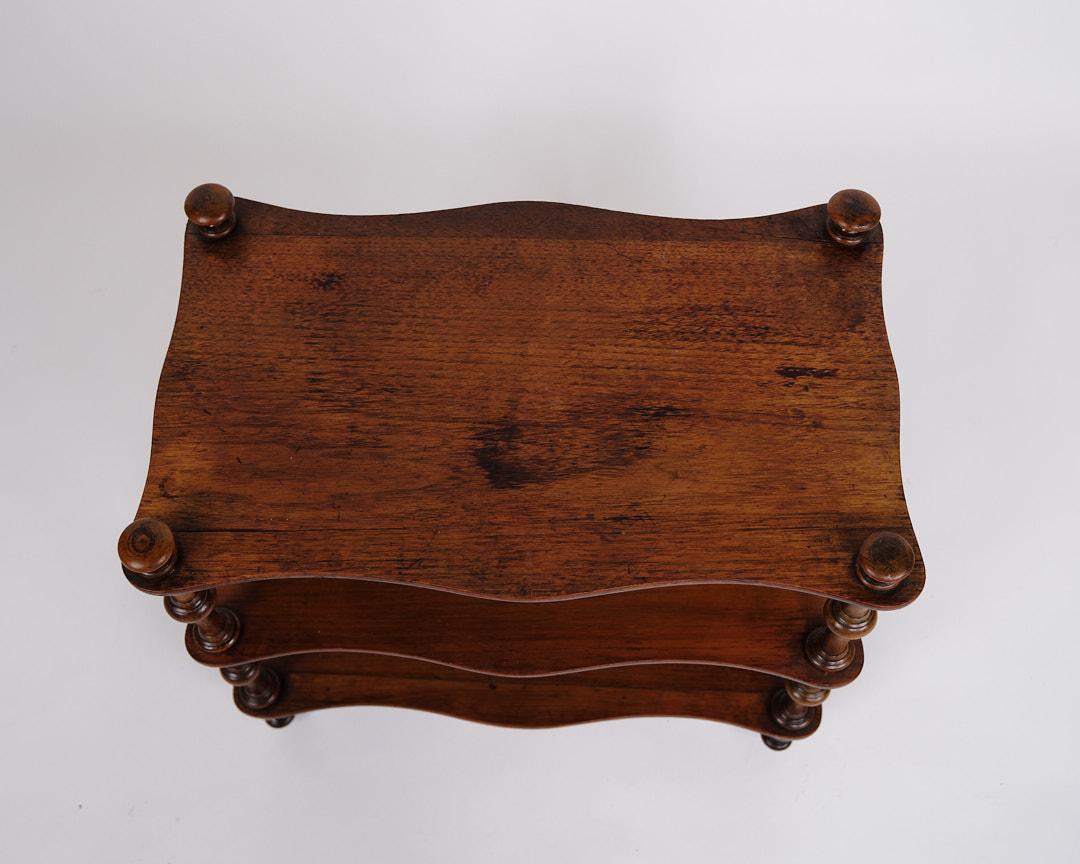 Libreria/Scaffale con 3 ripiani e ruote in mogano in vendita 3