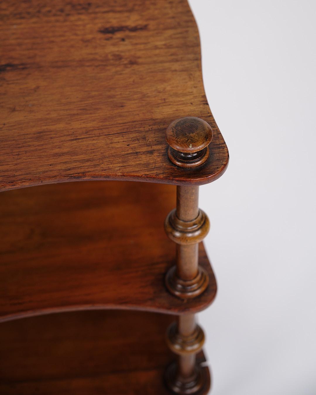 Mid-Century moderno Libreria/Scaffale con 3 ripiani e ruote in mogano in vendita