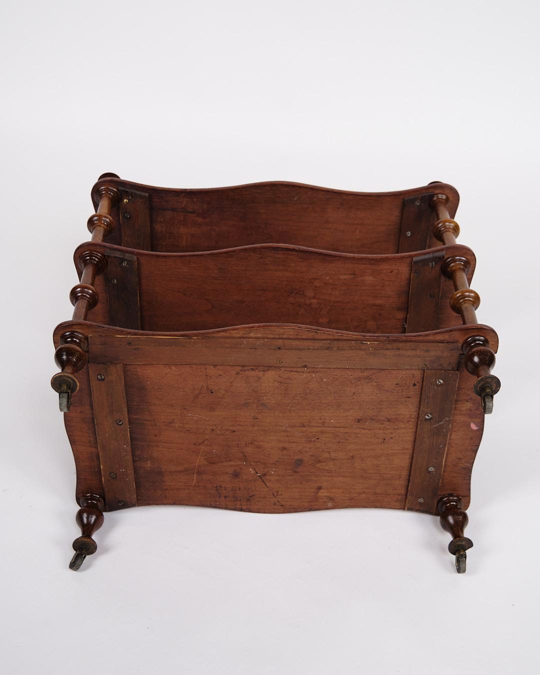 Libreria/Scaffale con 3 ripiani e ruote in mogano in vendita 1