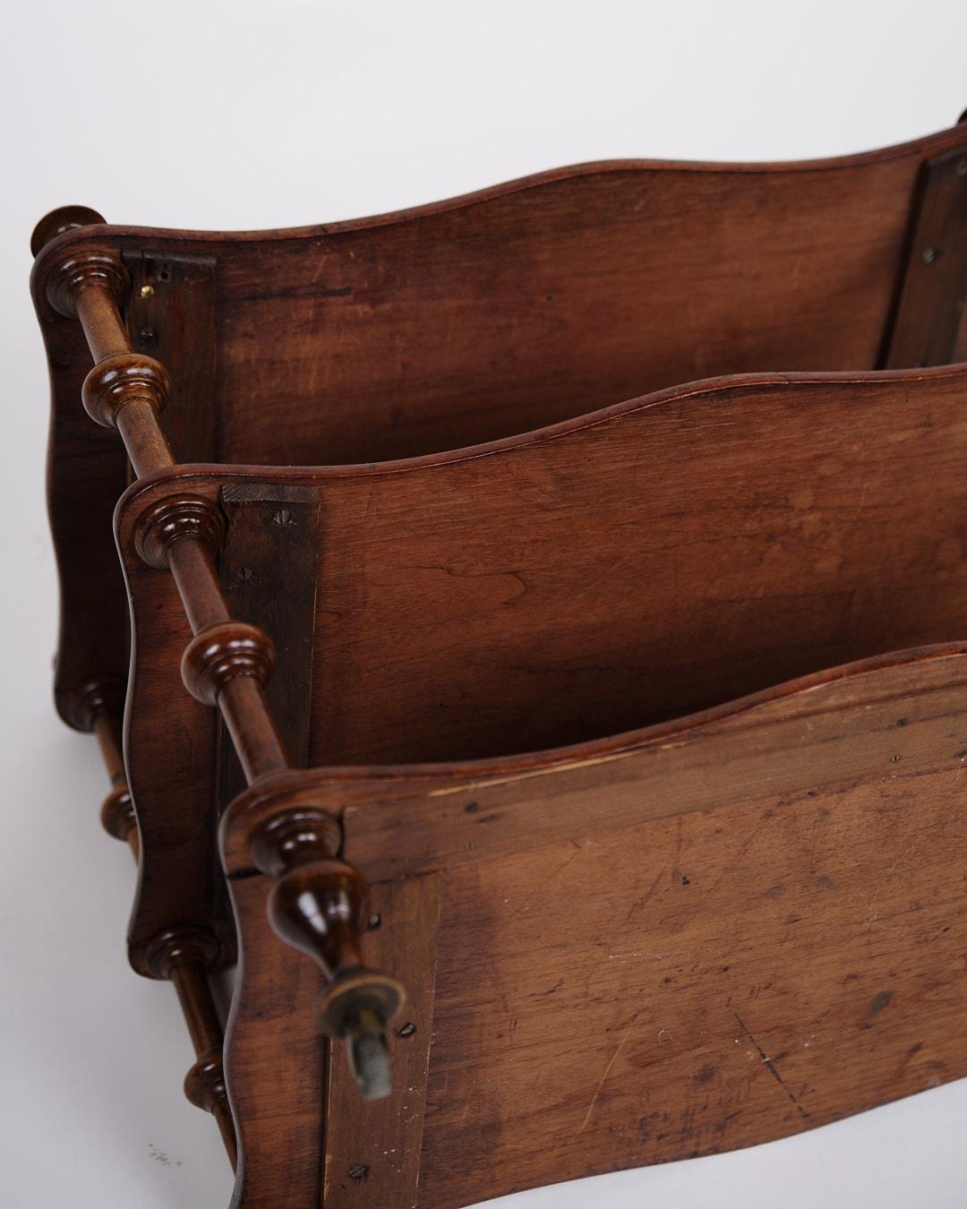 Libreria/Scaffale con 3 ripiani e ruote in mogano in vendita 2