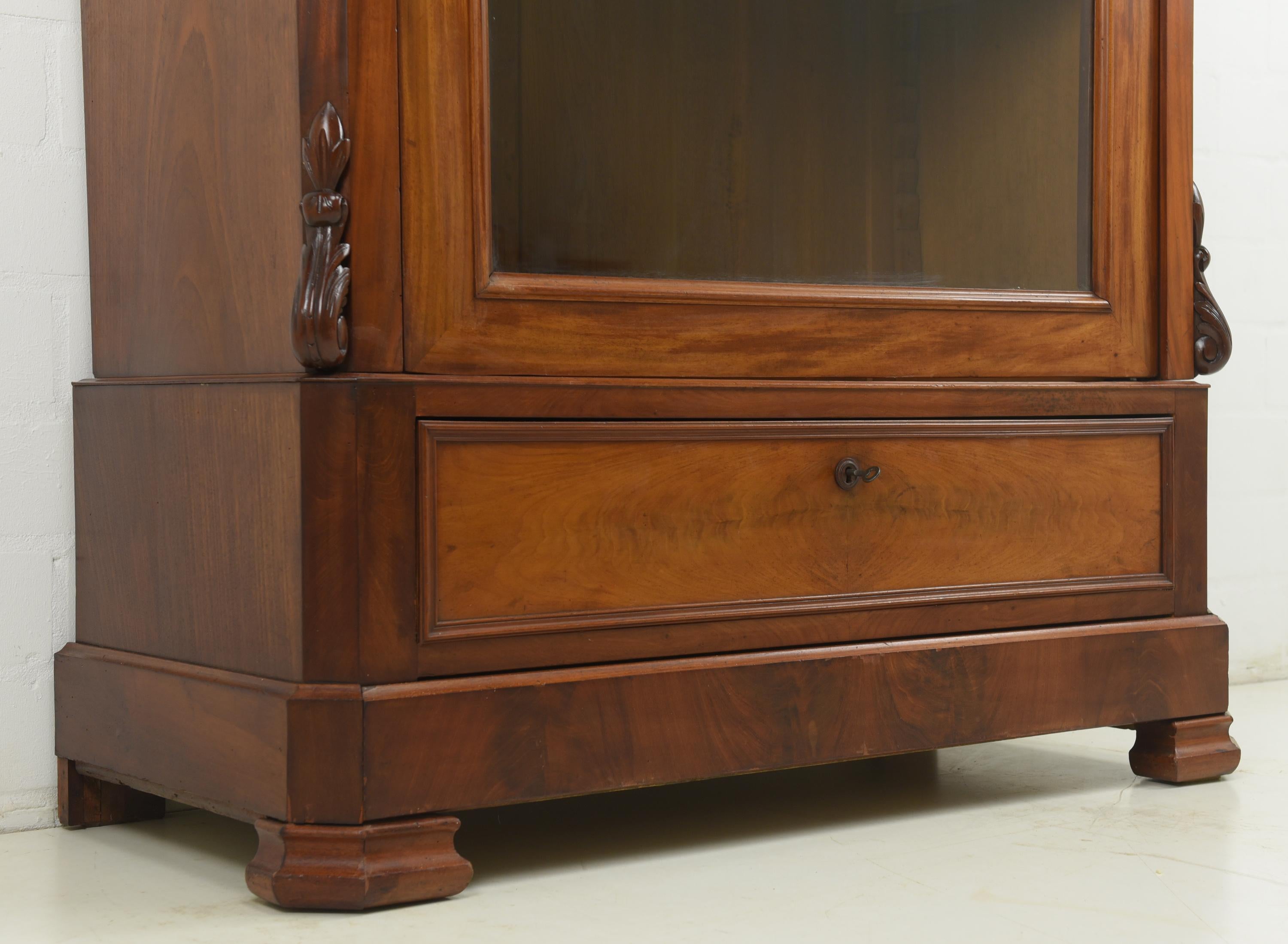 Bookcase Showcase in Mahogany Shellac, circa 1880 For Sale at 1stDibs