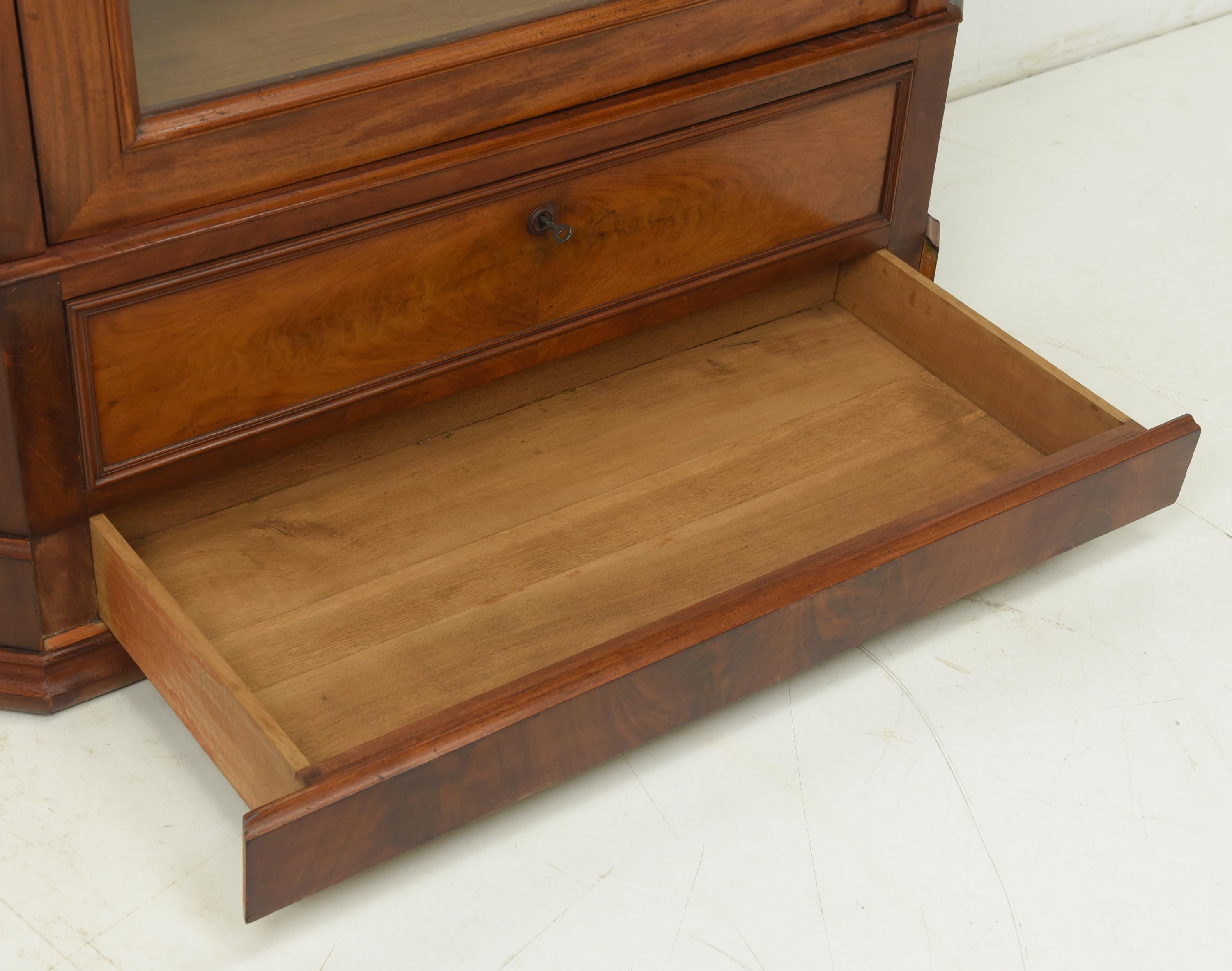 Bookcase Showcase in Mahogany Shellac, circa 1880 For Sale at 1stDibs