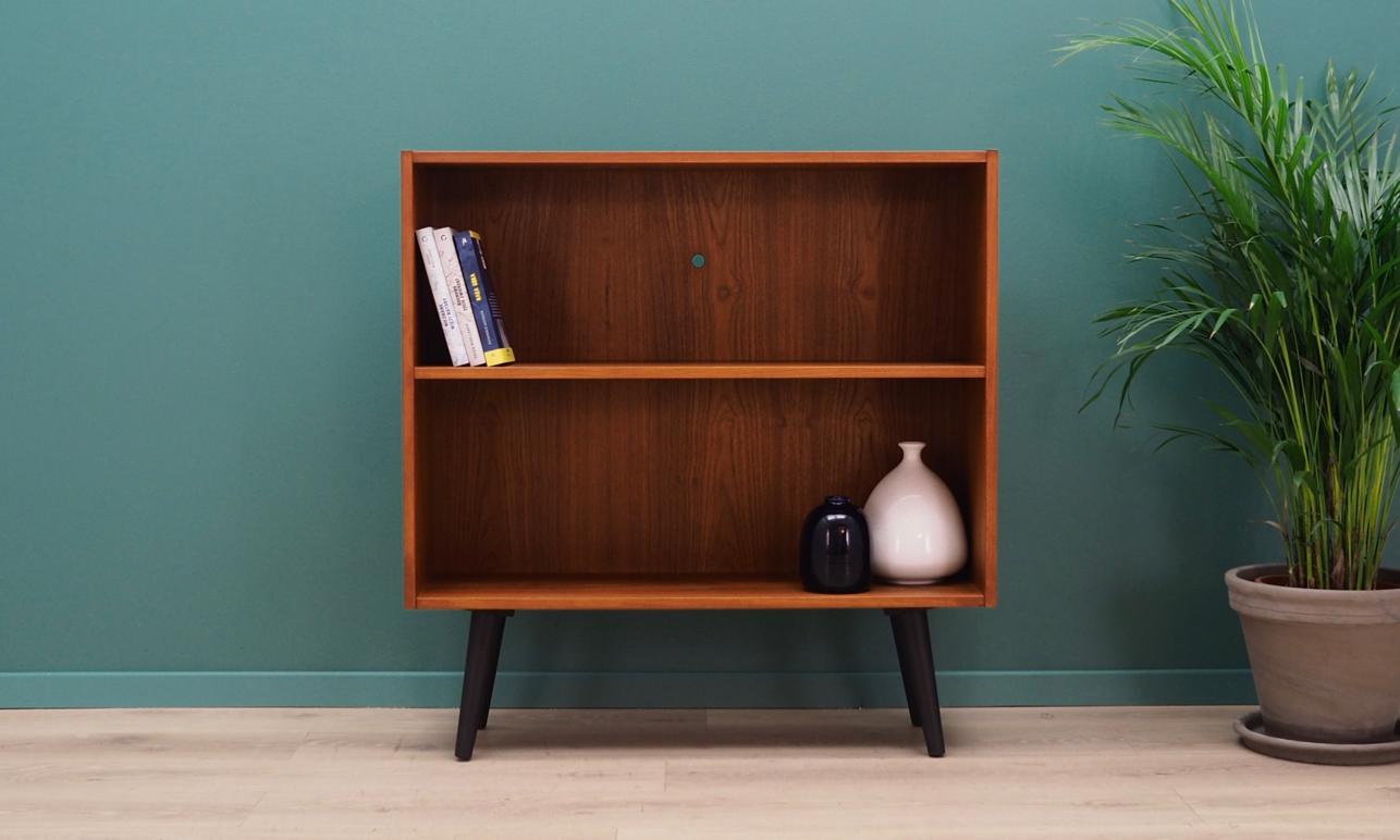 Classic bookcase / library from the 1960s-1970s. Scandinavian design, Minimalist form. Surface of the furniture finished with teak veneer. Maintained in good condition (minor bruises and scratches) - directly for use.

Dimensions: height 92 cm,