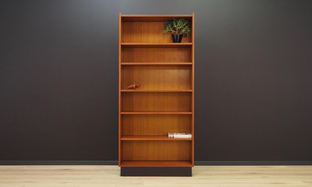 Fantastic bookcase / library from the 1960s-1970s. Scandinavian design, Minimalist form. Furniture finished with teak veneer. Shelves with adjustable height. Maintained in good condition (minor bruises and scratches, filled veneer cavities),