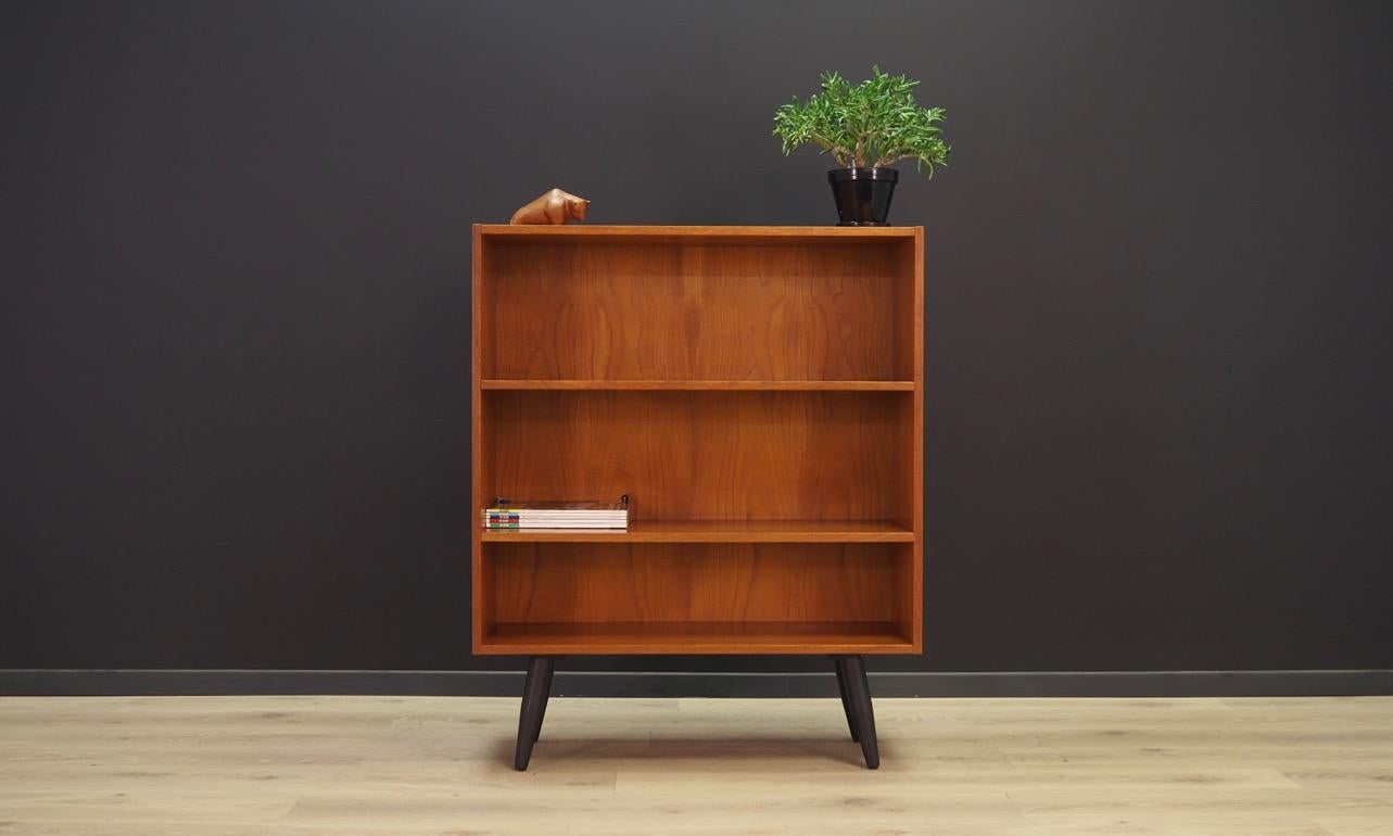 Classic bookcase from the 1960s-1970s, Minimalist form - Danish design. Furniture finished with teak veneer, with adjustable shelves. Preserved in good condition (minor scratches) - directly for use.

Dimensions: Height 106.5 cm, width 87, depth