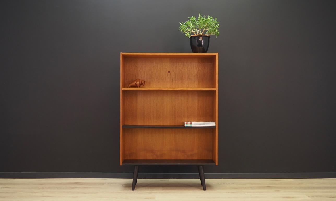 Classic bookcase - library from the 1960s-1970s. Danish design, minimalist form. Furniture finished with teak veneer. The bookcase has two shelves. Preserved in good condition (minor bruises and scratches) - directly to use.

Dimensions: height