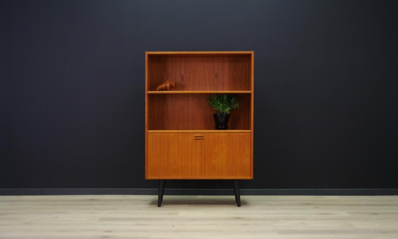 Phenomenal library - 1960s-1970s bookcase - minimalistic form - Scandinavian design. Roomy box with opening door, veneered with teak. Preserved in good condition (small dings and scratches) - directly for use.

Dimensions: height 126.5 cm, width