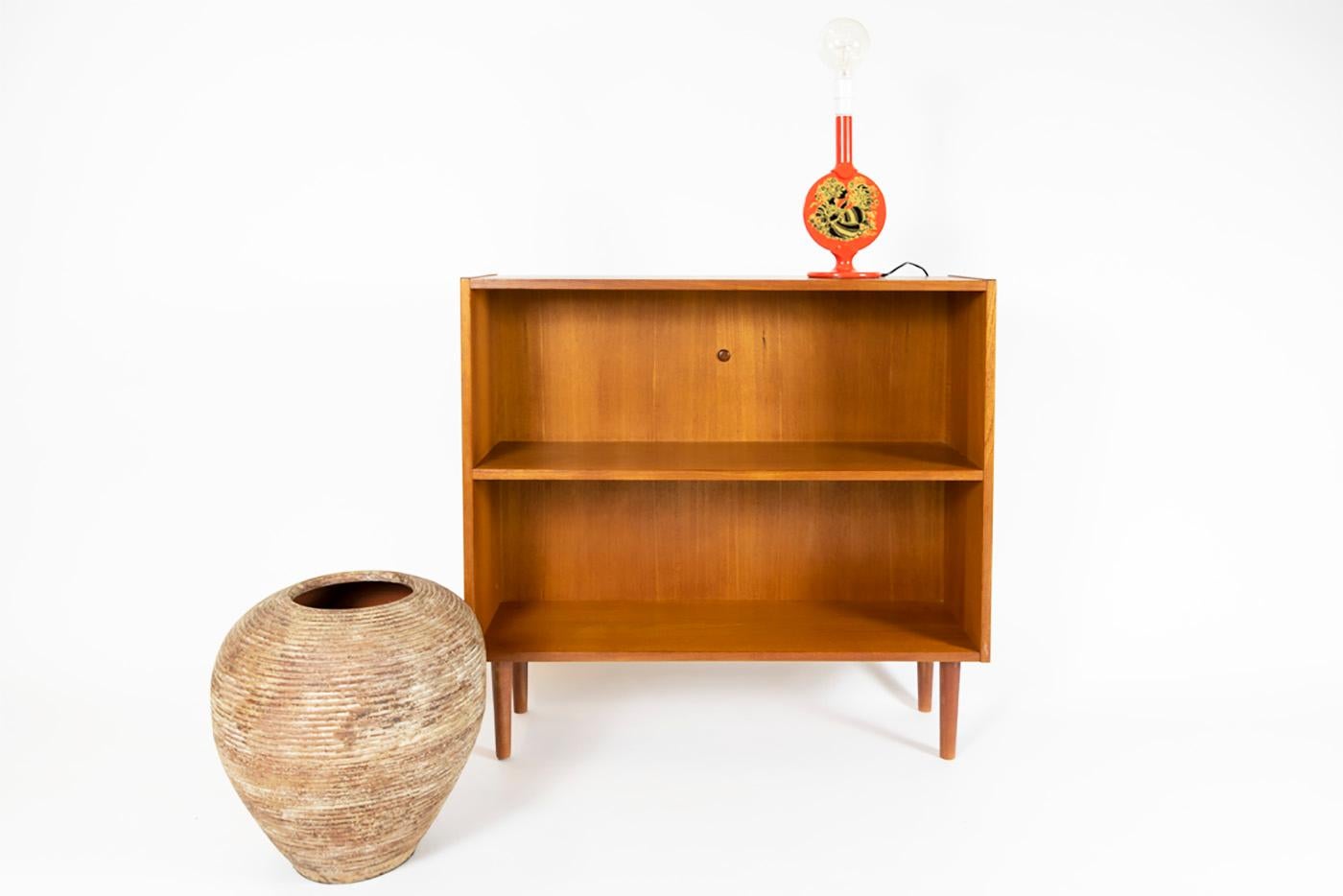 Beautiful bookcase made in teak and teak veneer in Denmark in the 1960s
Very nice vintage condition, ready to use.