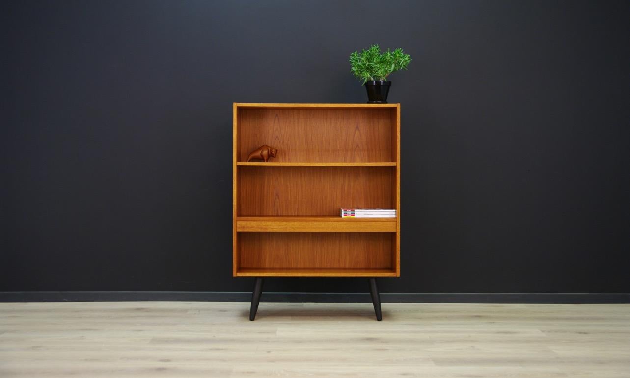 Original bookshelf - library from the 1960s-1970s, a Minimalist form - Scandinavian design. The whole veneered with teak. Preserved in good condition (small bruises and scratches) - directly for use.

Dimensions: Height 113 cm width 86 cm depth 27