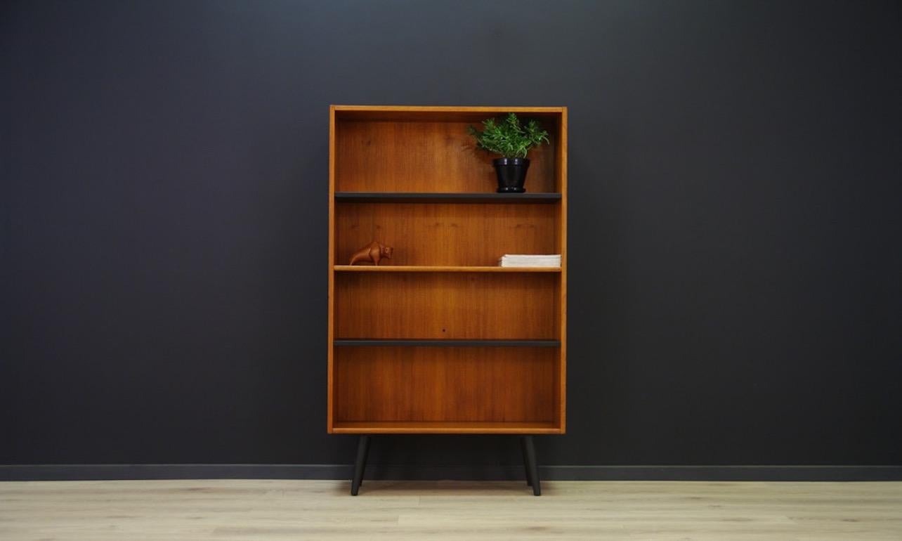 Classic bookshelf from the 1960s-1970s, Minimalist form - Danish design. Bookcase finished with teak veneer. Adjustable shelves. Two shelves painted in black. Preserved in good condition (small dings and scratches) - directly for use.

Dimensions:
