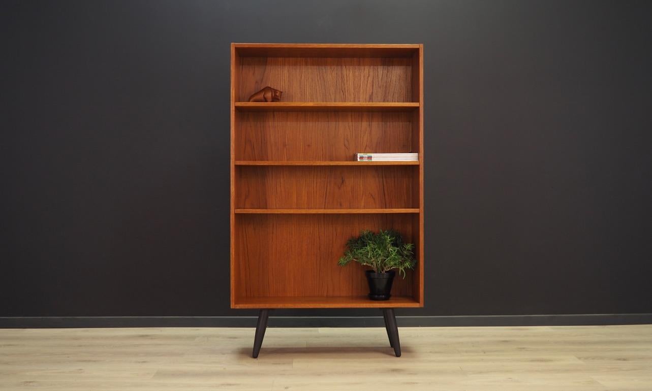 Bookcase from the 1960s-1970s, Minimalist form. Bookcase finished with teak veneer, with adjustable shelves. Preserved in good condition (minor bruises and scratches) - directly for use.

Dimensions: Height 143.5 cm, width 87.5 cm, depth 27 cm.