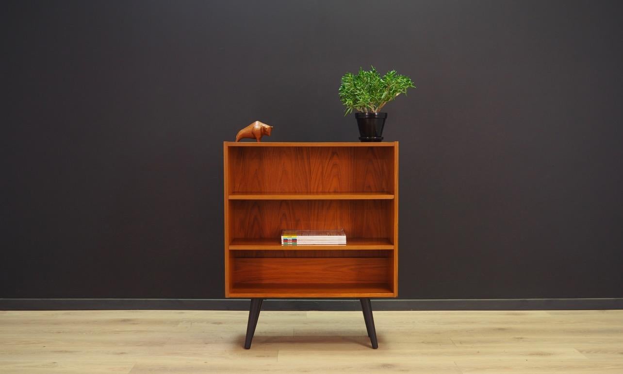 Splendid bookcase - library from the 1960s-1970s, a Minimalist form - Danish design. Bookcase finished with teak veneer. Preserved in good condition (small bruises and scratches) - directly for use.

Dimensions: height 90 cm, width 74 cm, depth 28