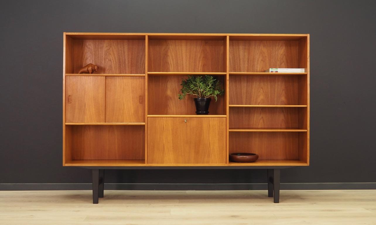 Fantastic bookcase / library from the 1960s-1970s, Minimalist form, Scandinavian design. The surface of the furniture finished with teak veneer. Shelves with adjustable height. Key included. Maintained in good condition (minor bruises and scratches)