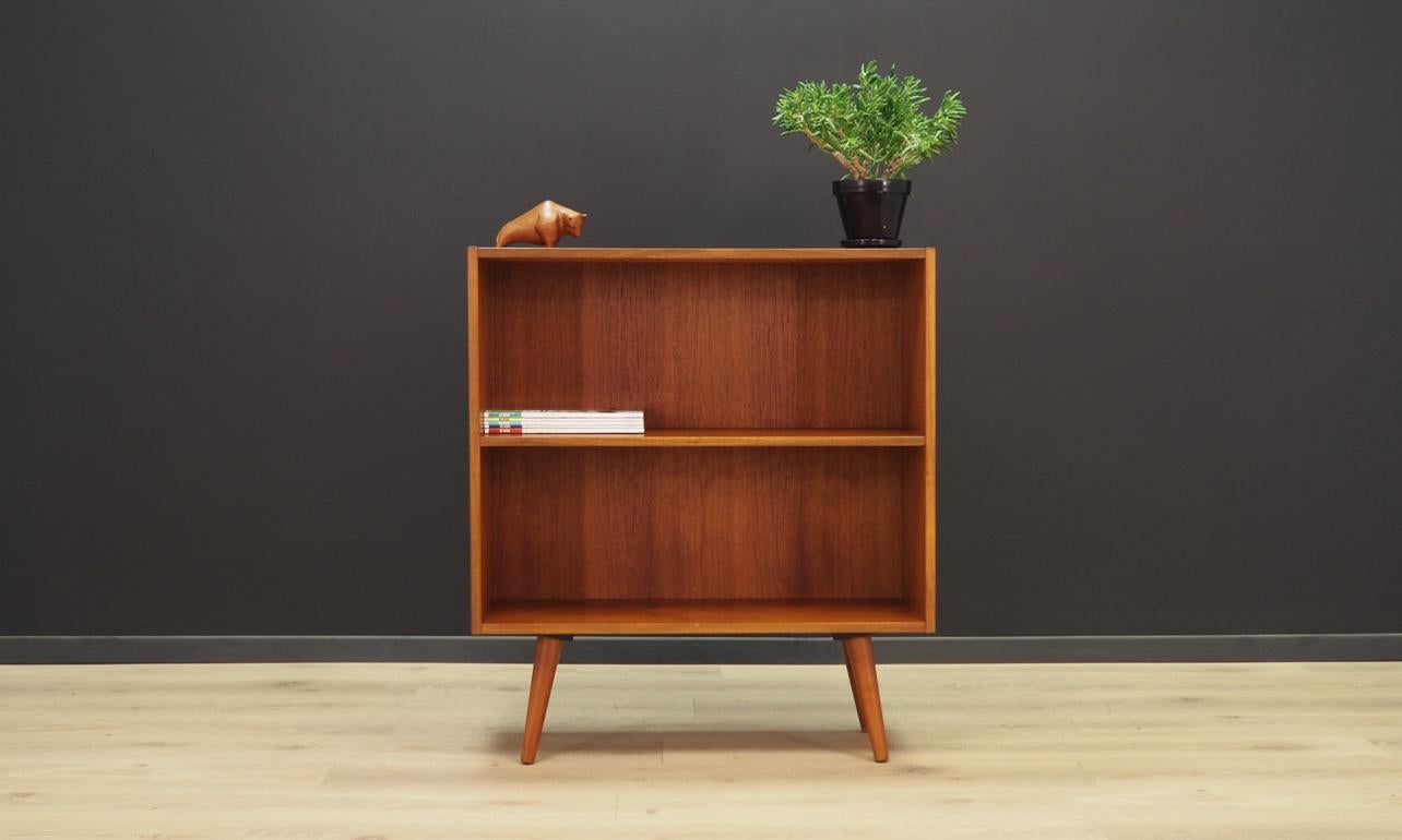 Superb bookcase/library from the 1960s-1970s, minimalistic form, Scandinavian design. Surface covered with teak veneer. Maintained in good condition (minor bruises and scratches) - directly to use.

Dimensions: Height 90 cm, width 80 cm, depth 32