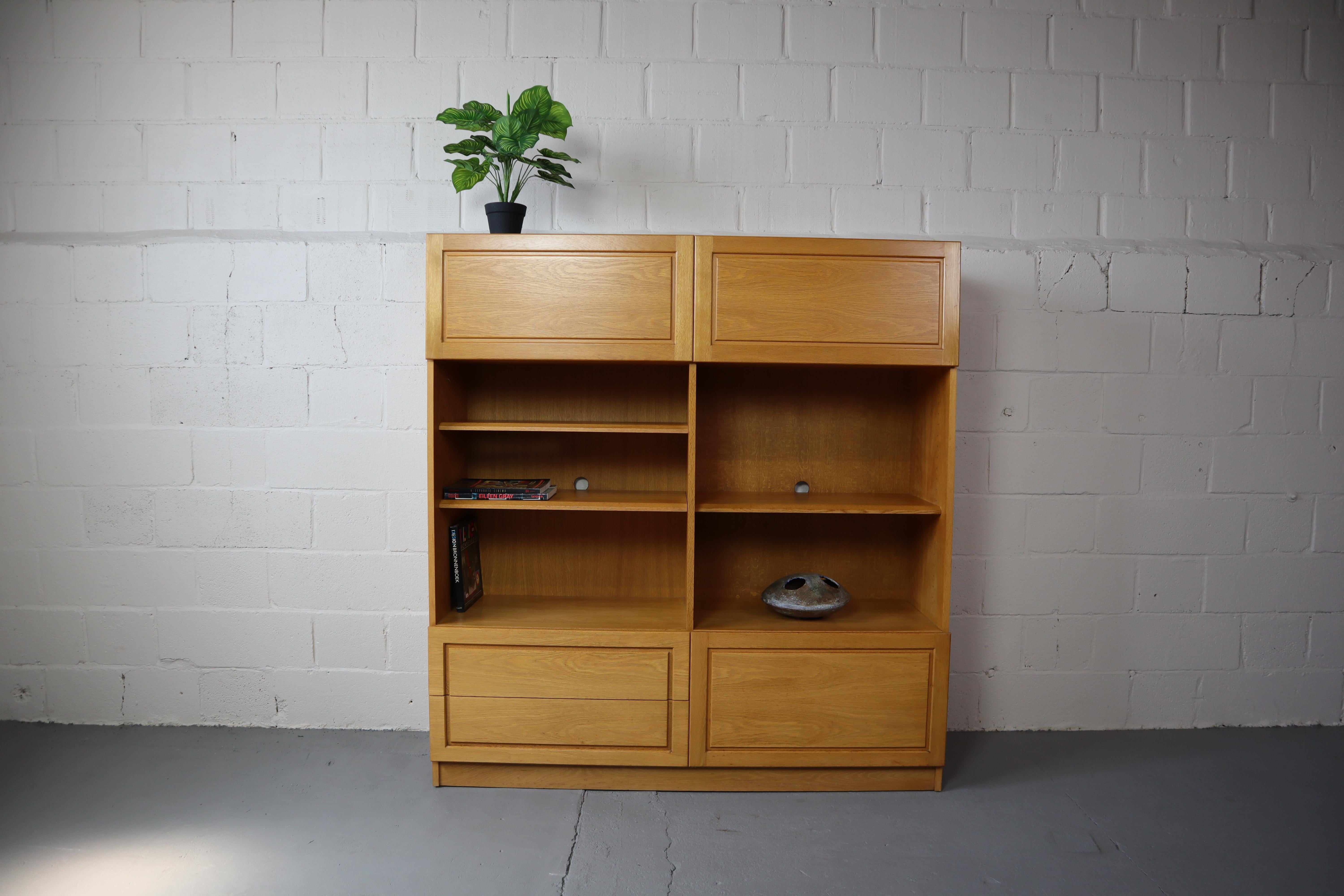 Bookcase/ wall cabinet by Jos De Mey for Van den Berghe-Pauvers, 1970s.
This very high-quality cabinet is in solid oak. Van den Berghe-Pauvers was known for its very good quality furniture.