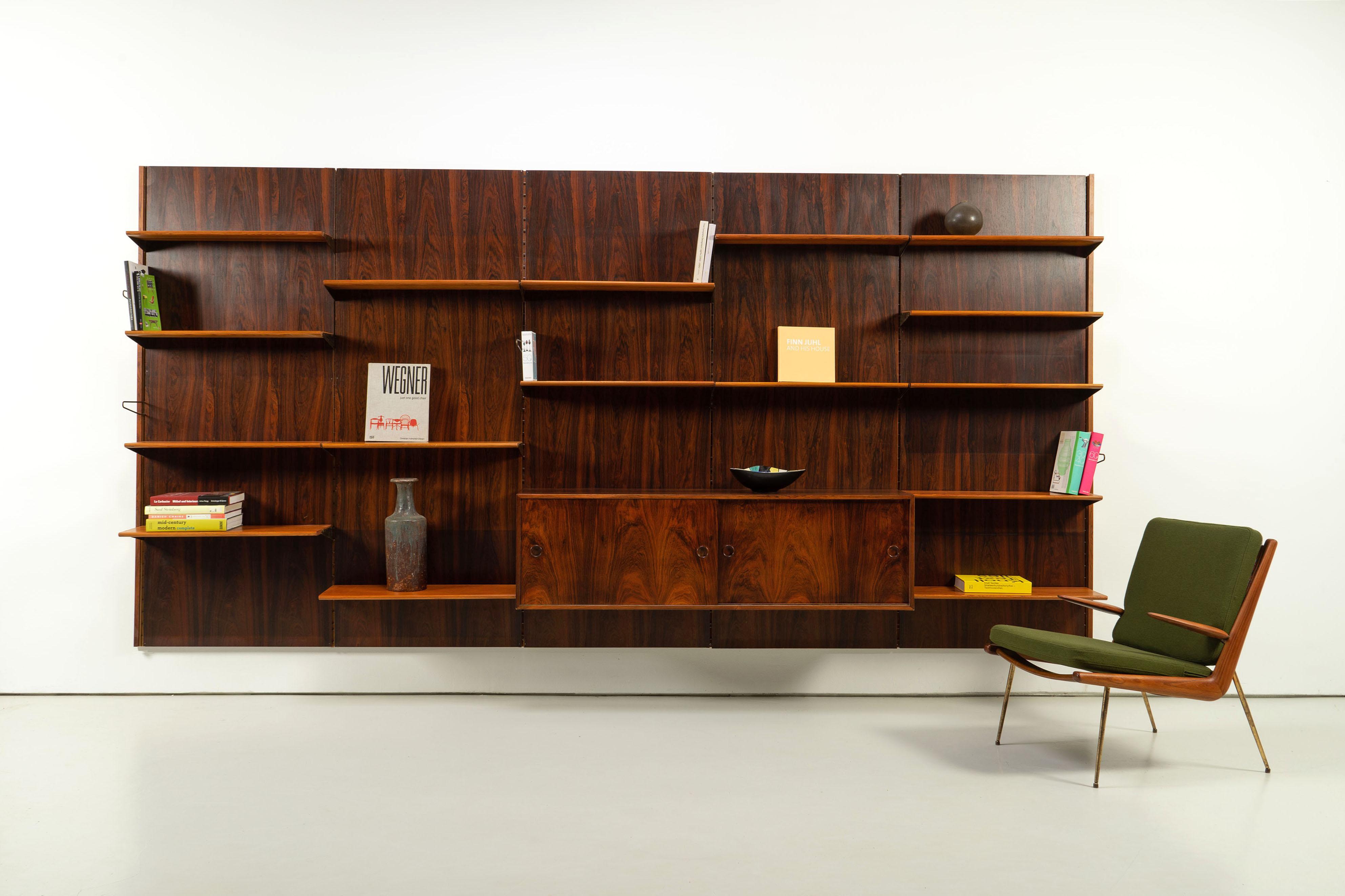 Large modular wall shelf BO71 from the 1960s with a beautiful rosewood veneer and shelves made of pine and brass, designed by Finn Juhl in 1953. The placement of the shelves and sideboard can be freely chosen. The shelf was manufactured by Bovirke