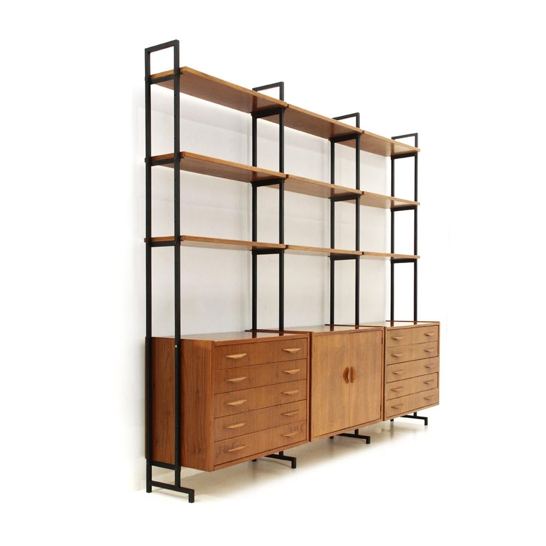 Italian-made bookcase produced in the 1960s.
Uprights in black painted metal.
9 shelves and 3 storage compartments in veneered wood.
2 chest of drawers with 5 drawers.
Storage compartment with internal shelf.
Handles in shaped wood.
Good