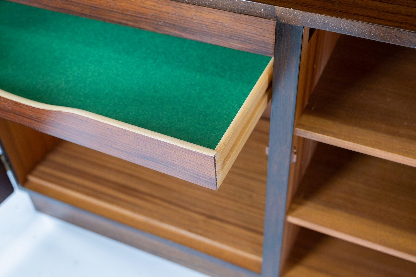 Bücherregal mit Schränke aus Palisanderholz, Modell Nr. 9, entworfen von Omann Junior im Angebot 2
