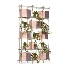 Librería con estructura de latón fundido y estantes de cristal